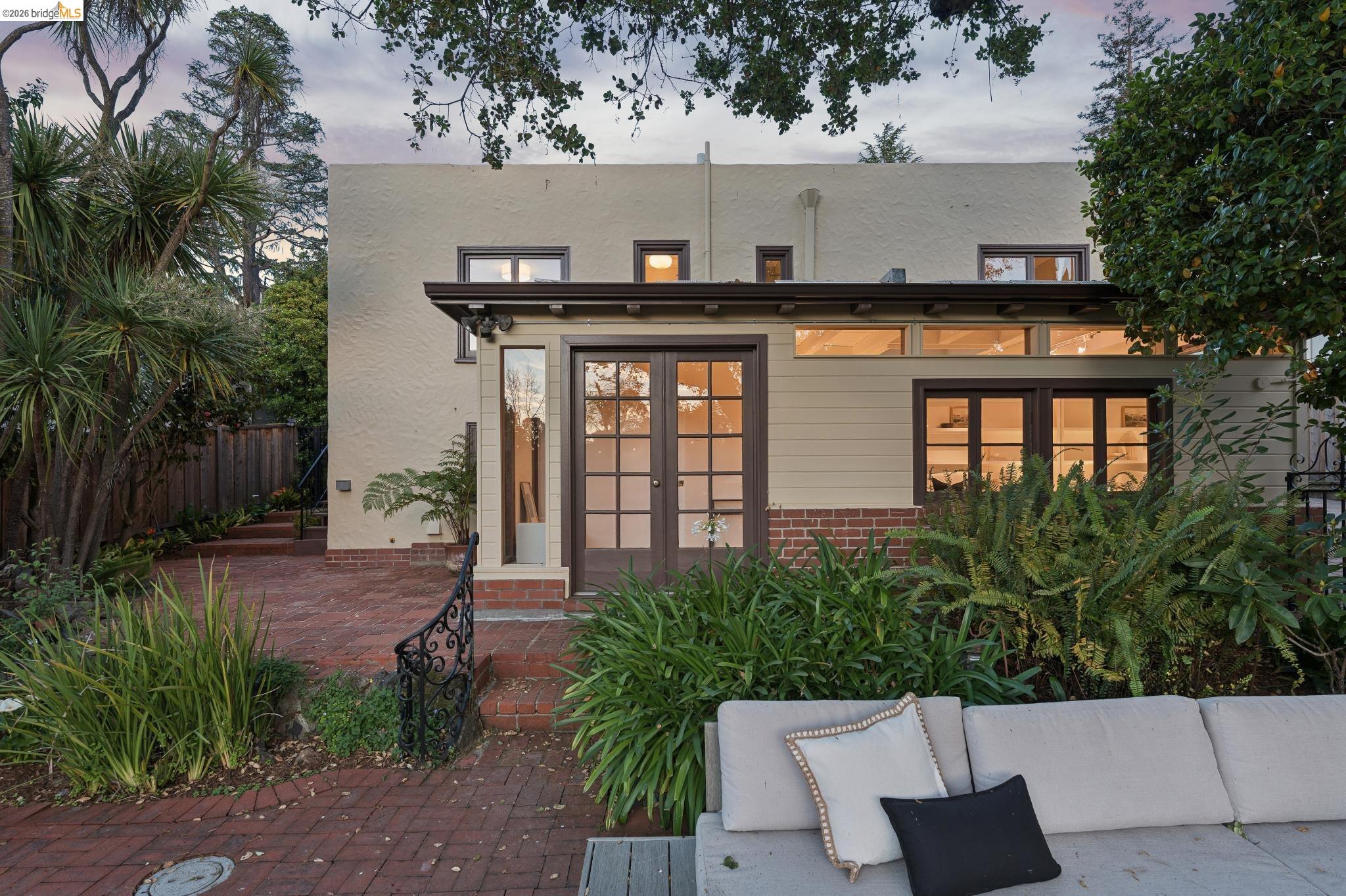 Detail Gallery Image 58 of 60 For 2615 La Cuesta Ave, Oakland,  CA 94611 - 3 Beds | 3 Baths