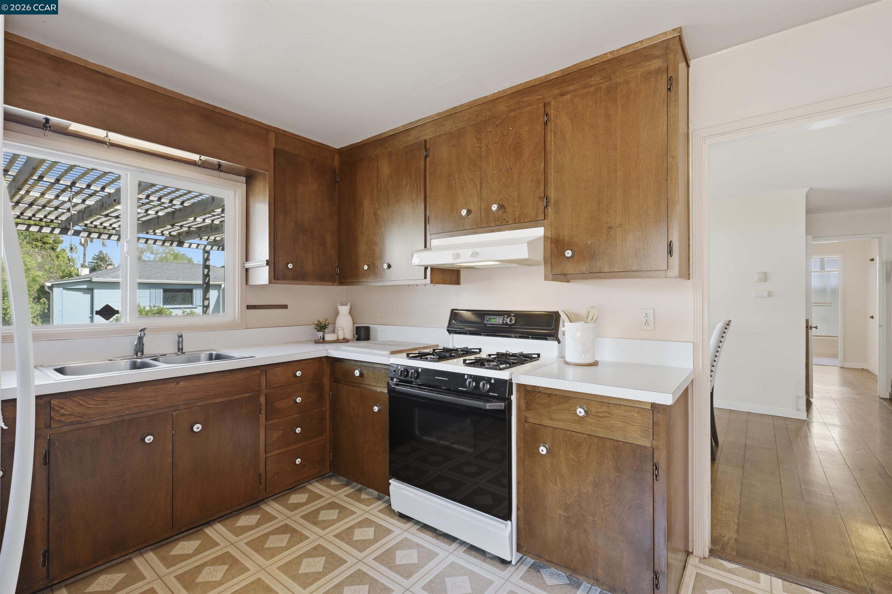 Detail Gallery Image 22 of 36 For 17930 via Toledo, San Lorenzo,  CA 94580 - 3 Beds | 2 Baths