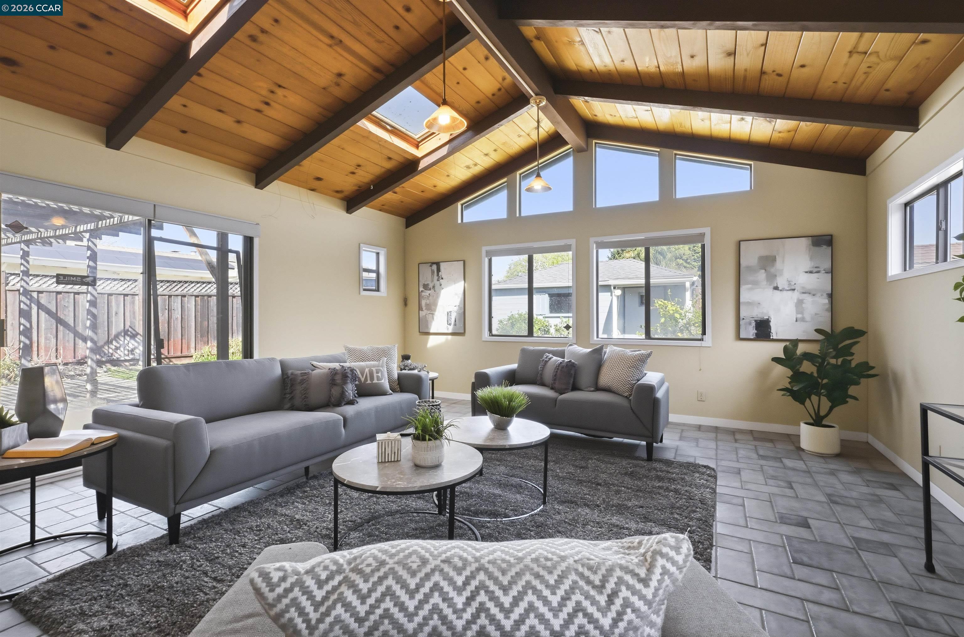 Detail Gallery Image 4 of 36 For 17930 via Toledo, San Lorenzo,  CA 94580 - 3 Beds | 2 Baths