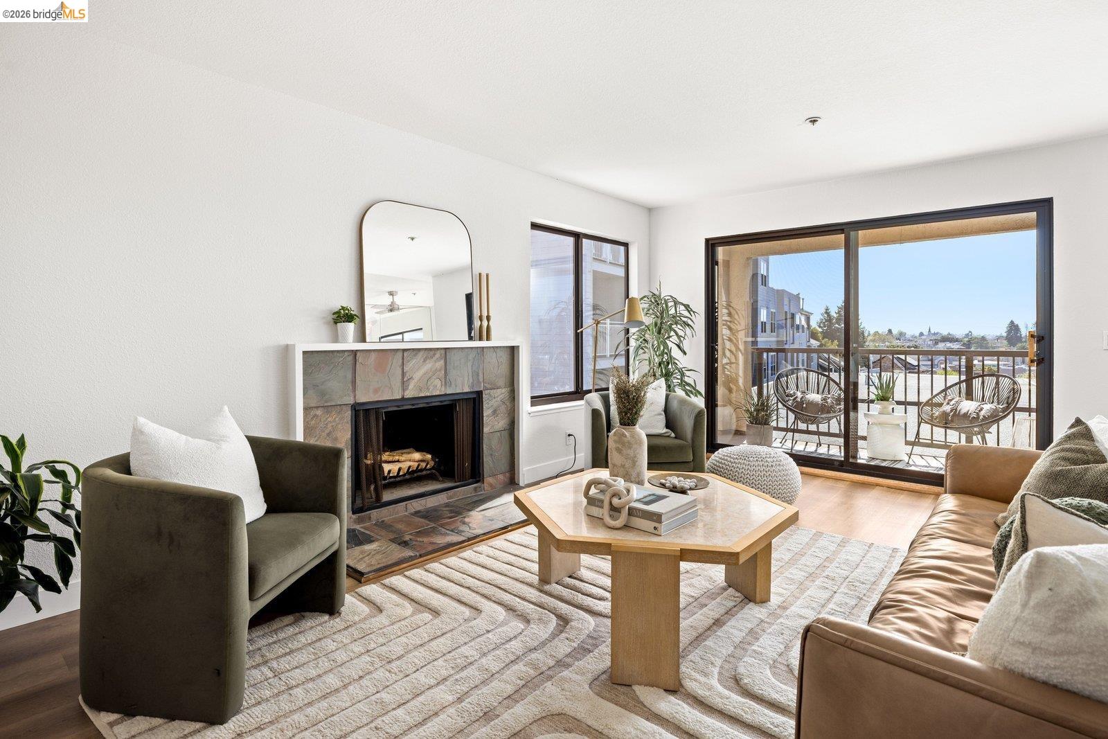 Detail Gallery Image 4 of 34 For 322 Hanover Ave #409,  Oakland,  CA 94606 - 2 Beds | 2 Baths