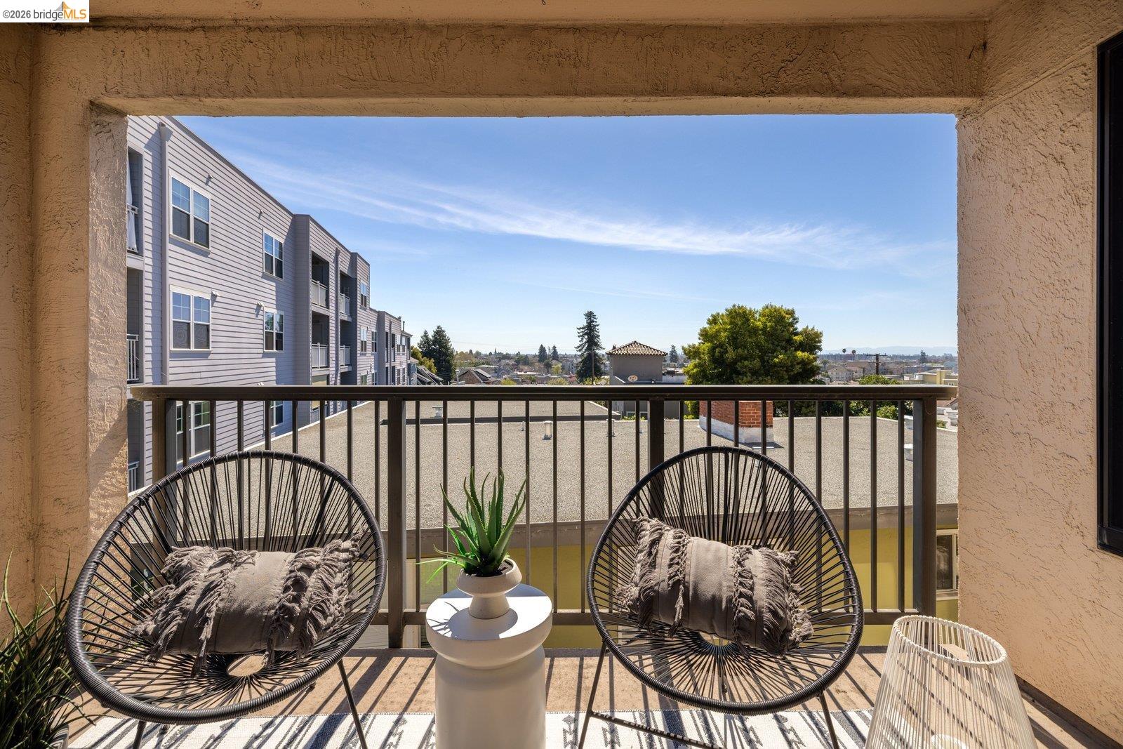Detail Gallery Image 8 of 34 For 322 Hanover Ave #409,  Oakland,  CA 94606 - 2 Beds | 2 Baths