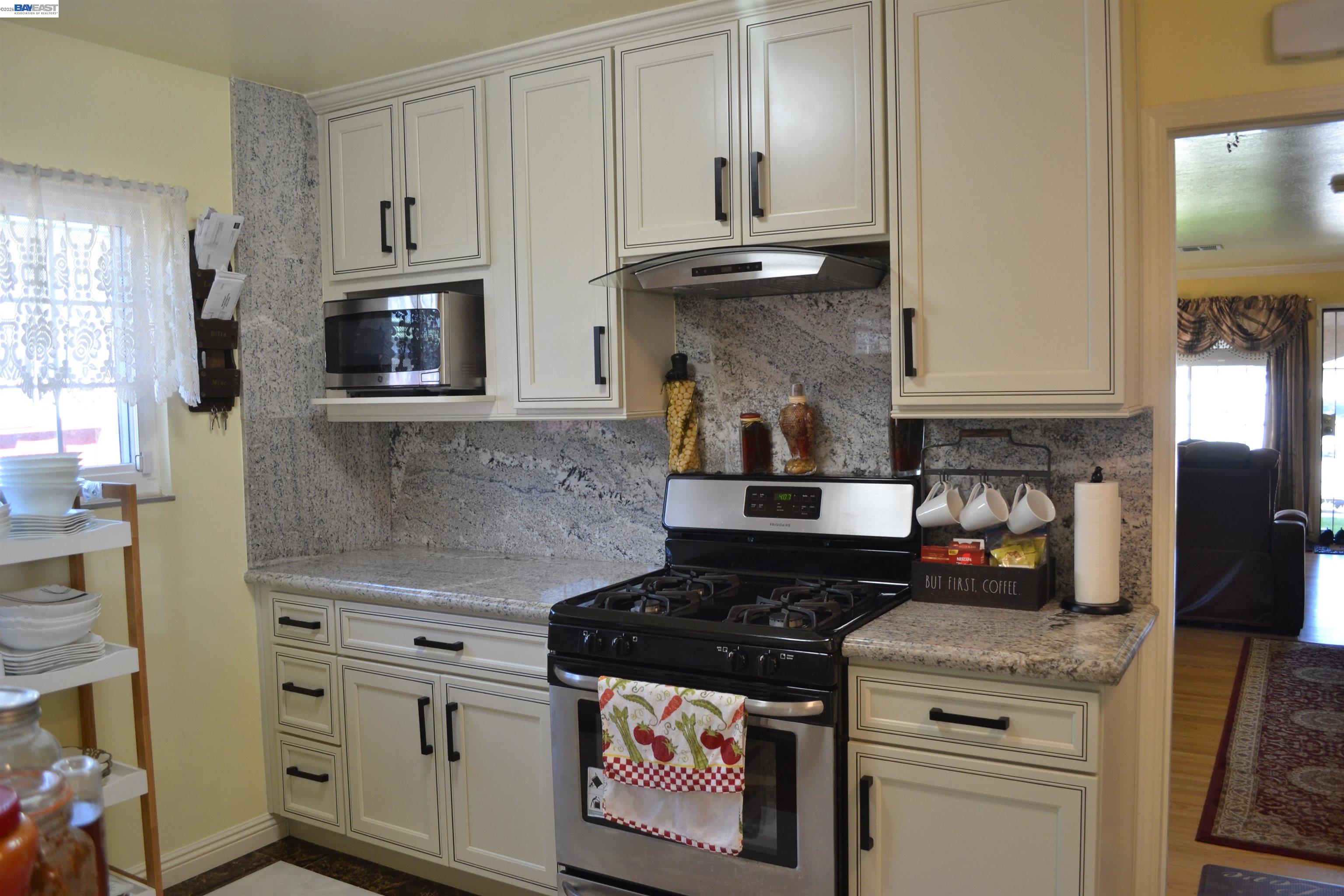 Detail Gallery Image 11 of 59 For 27093 Lemay Way, Hayward,  CA 94544 - 5 Beds | 3 Baths