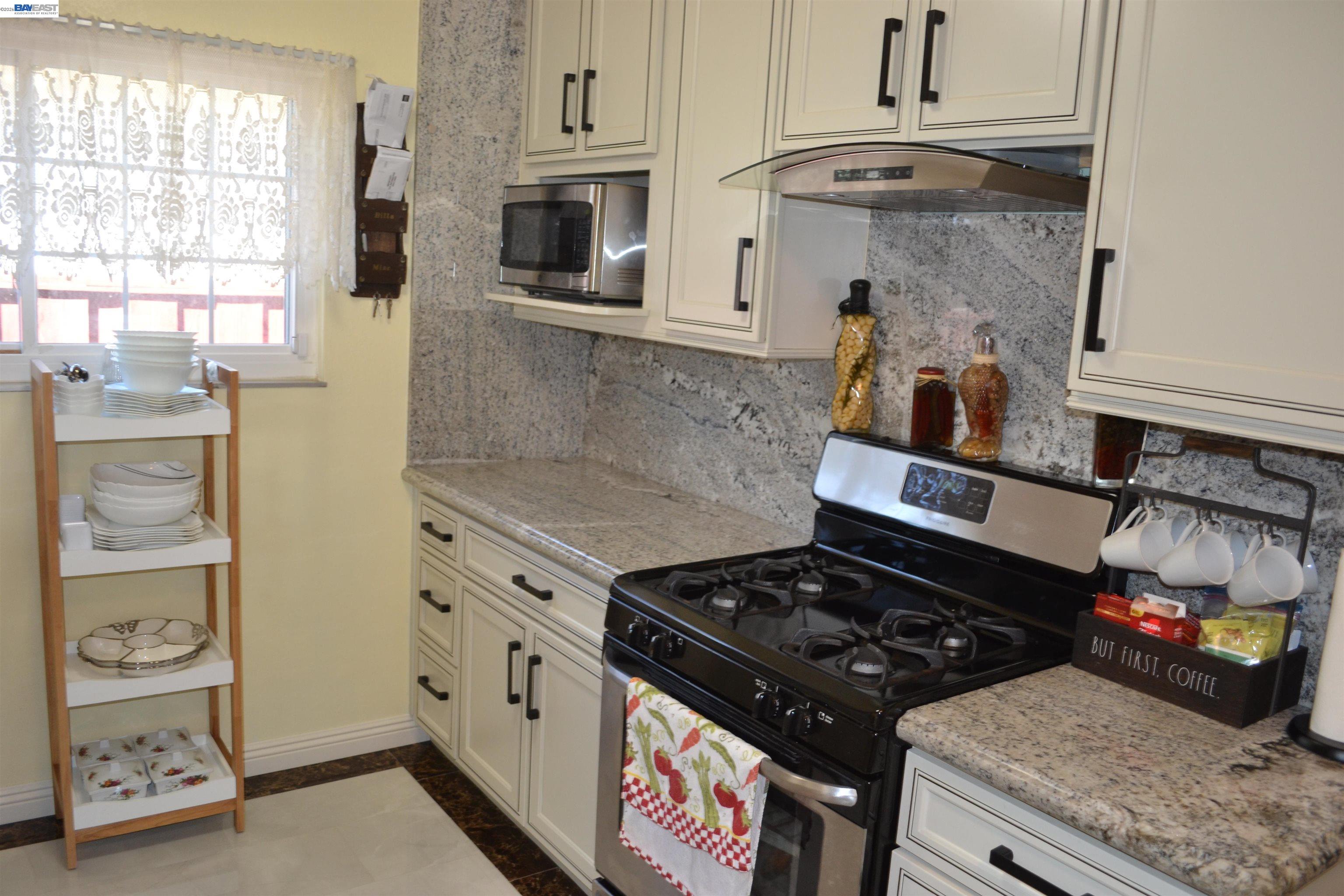 Detail Gallery Image 20 of 59 For 27093 Lemay Way, Hayward,  CA 94544 - 5 Beds | 3 Baths