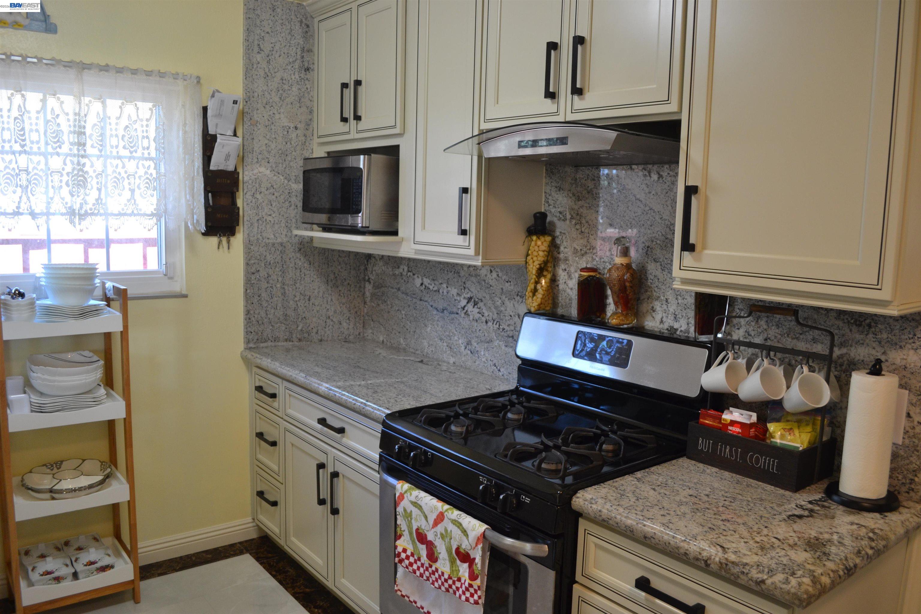 Detail Gallery Image 10 of 59 For 27093 Lemay Way, Hayward,  CA 94544 - 5 Beds | 3 Baths