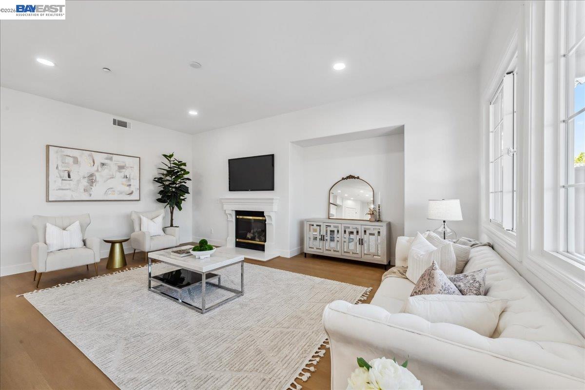 Detail Gallery Image 11 of 60 For 2890 Sable Oaks Way, Dublin,  CA 94568 - 5 Beds | 5/1 Baths