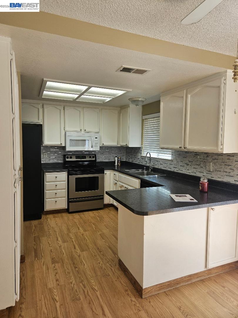 Detail Gallery Image 3 of 17 For 8504 Sunnybrea Dr, Sacramento,  CA 95823 - 3 Beds | 2 Baths