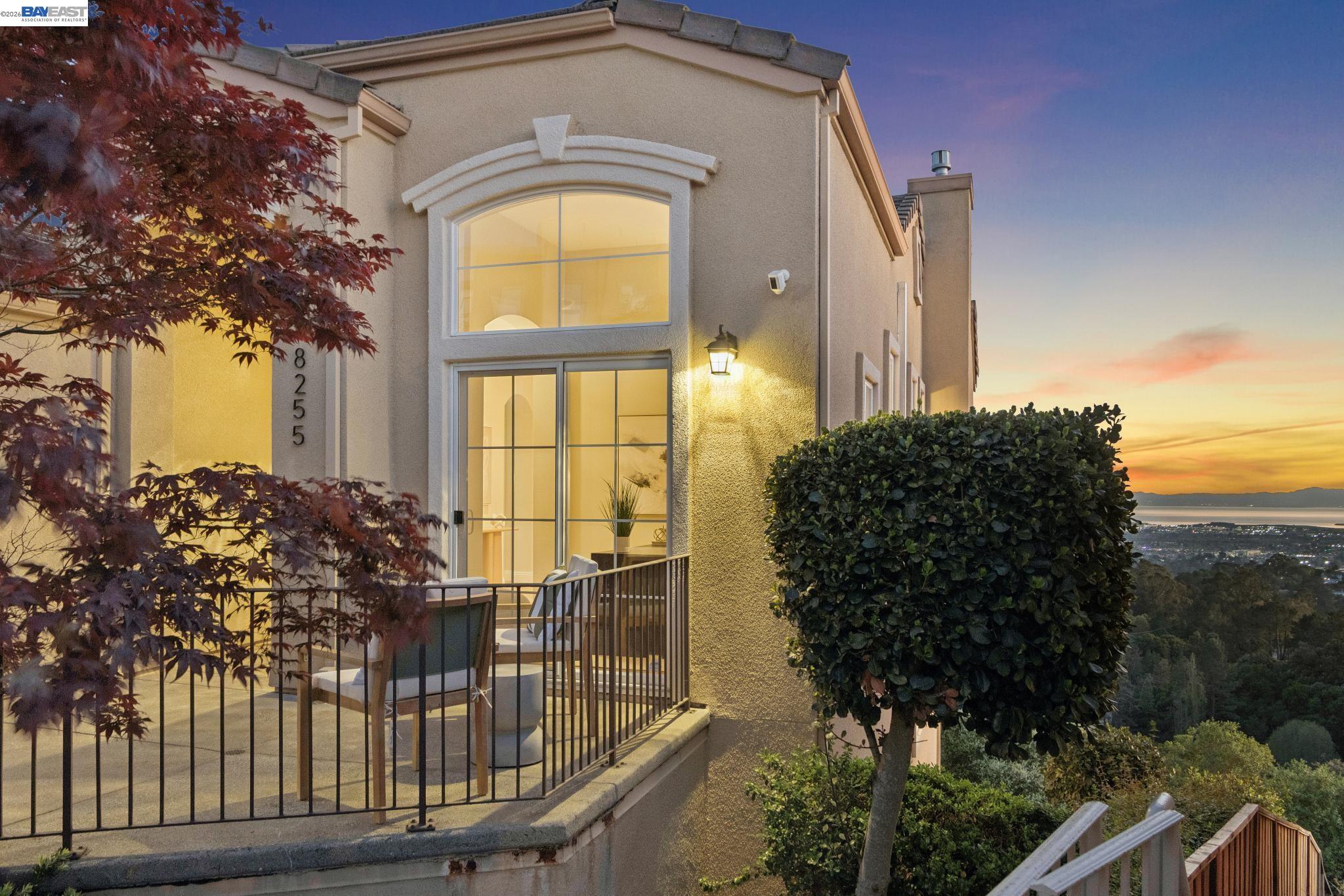 Detail Gallery Image 2 of 46 For 8255 Skyline Cir, Oakland,  CA 94605 - 3 Beds | 2/1 Baths