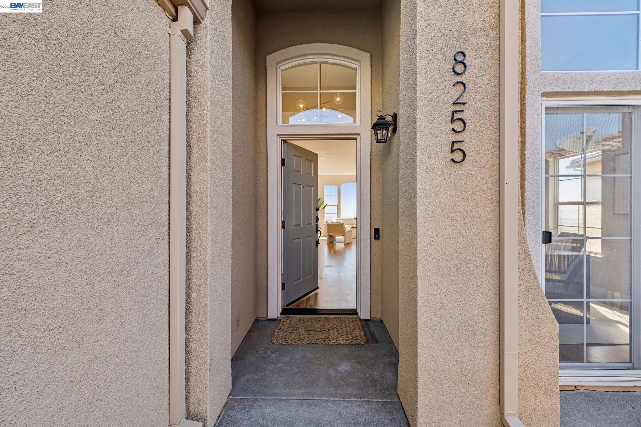 Detail Gallery Image 9 of 42 For 8255 Skyline Cir, Oakland,  CA 94605 - 3 Beds | 2/1 Baths