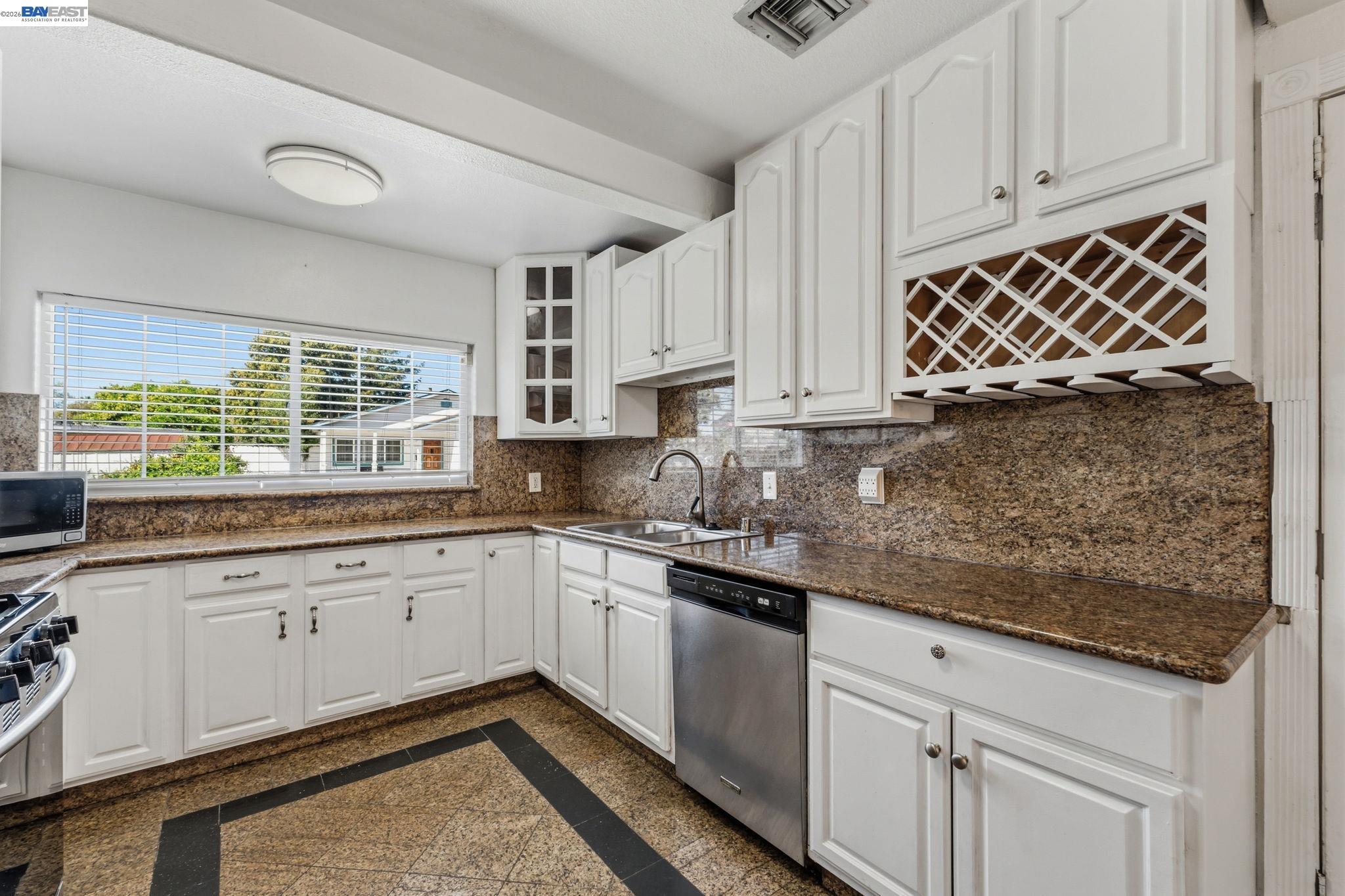 Detail Gallery Image 12 of 49 For 266 Jerilynn Ln, Hayward,  CA 94541 - 4 Beds | 3 Baths