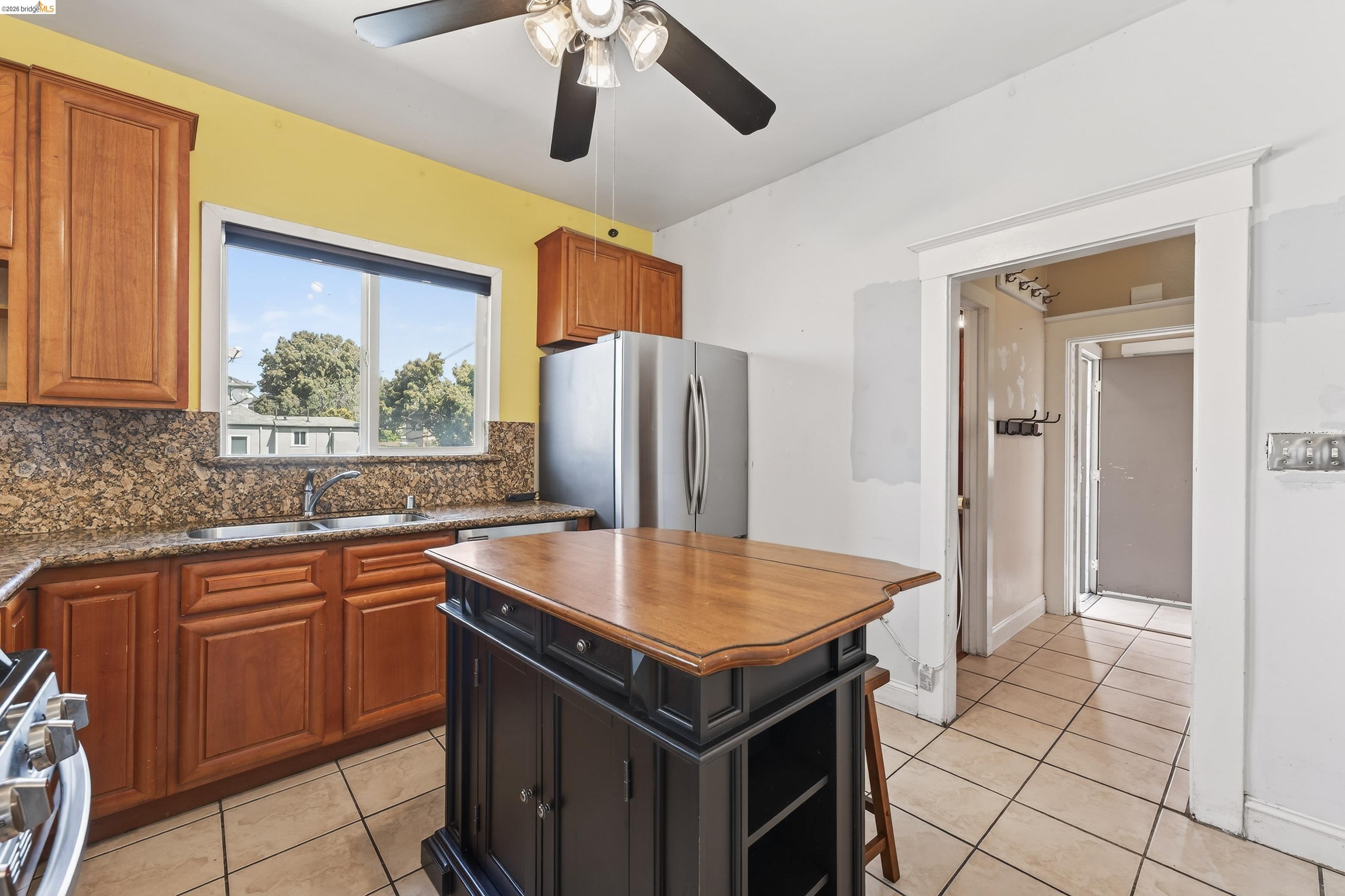 Detail Gallery Image 11 of 34 For 4326 West St, Oakland,  CA 94608 - 4 Beds | 3 Baths