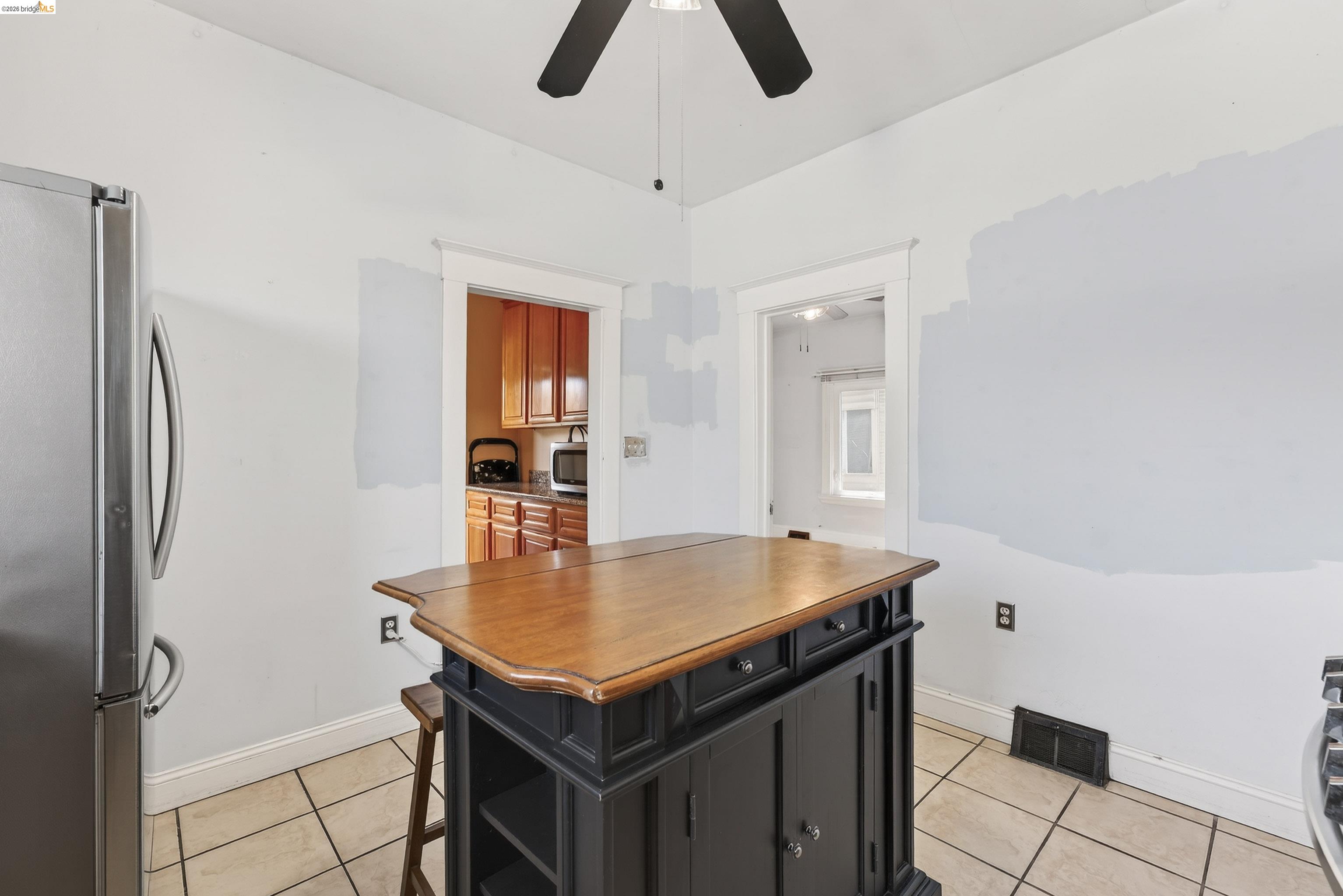 Detail Gallery Image 13 of 34 For 4326 West St, Oakland,  CA 94608 - 4 Beds | 3 Baths