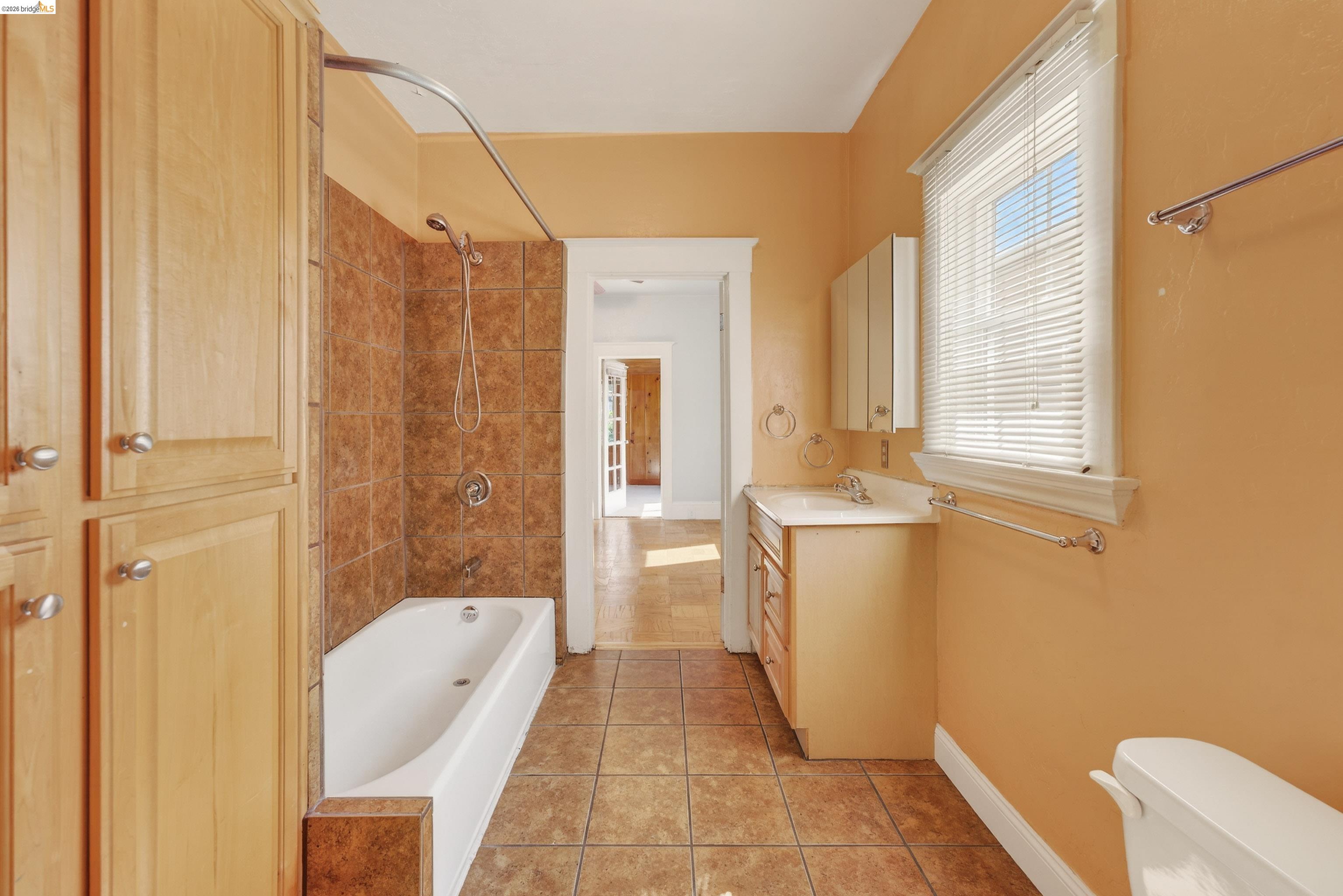 Detail Gallery Image 17 of 34 For 4326 West St, Oakland,  CA 94608 - 4 Beds | 3 Baths