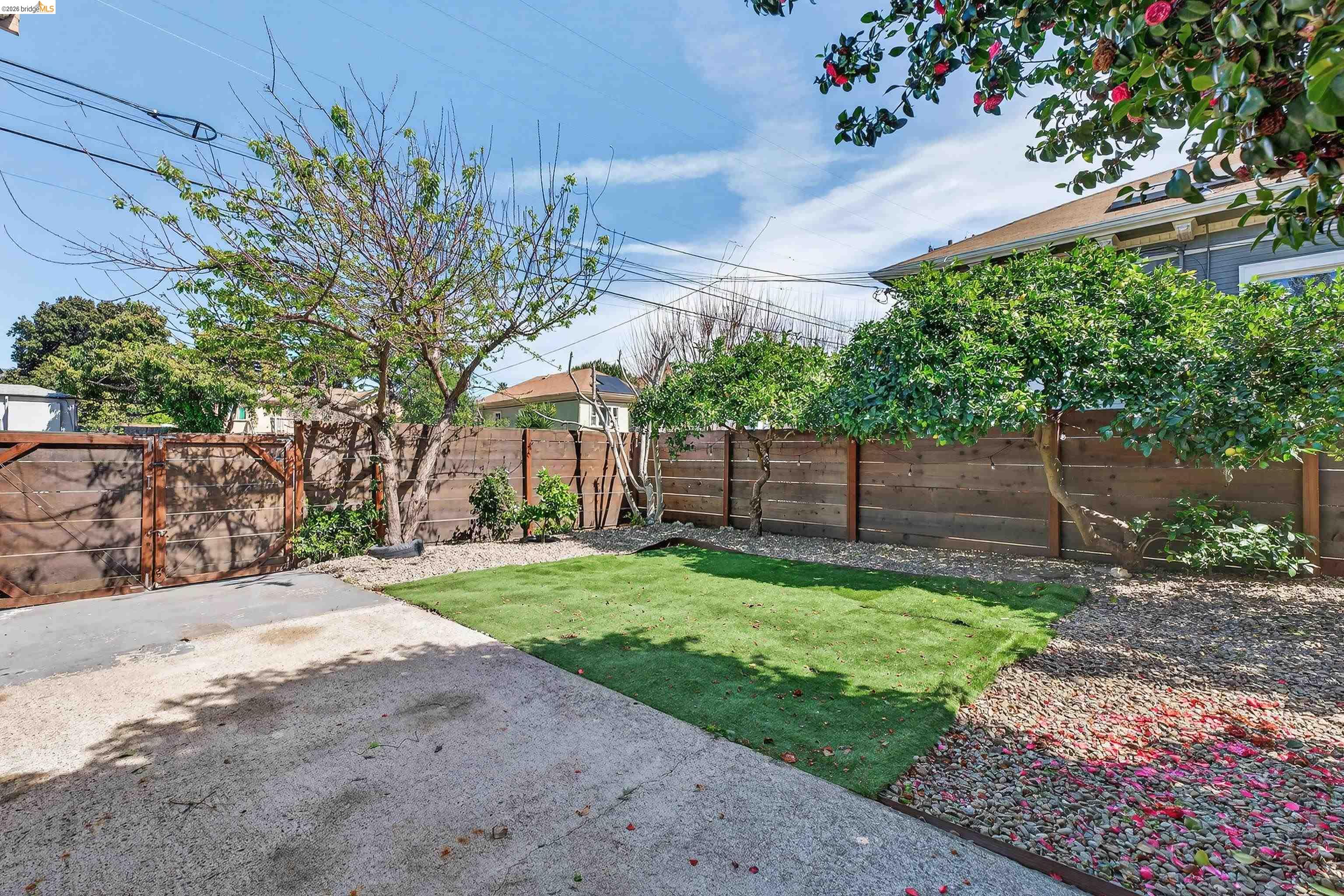 Detail Gallery Image 27 of 34 For 4326 West St, Oakland,  CA 94608 - 4 Beds | 3 Baths