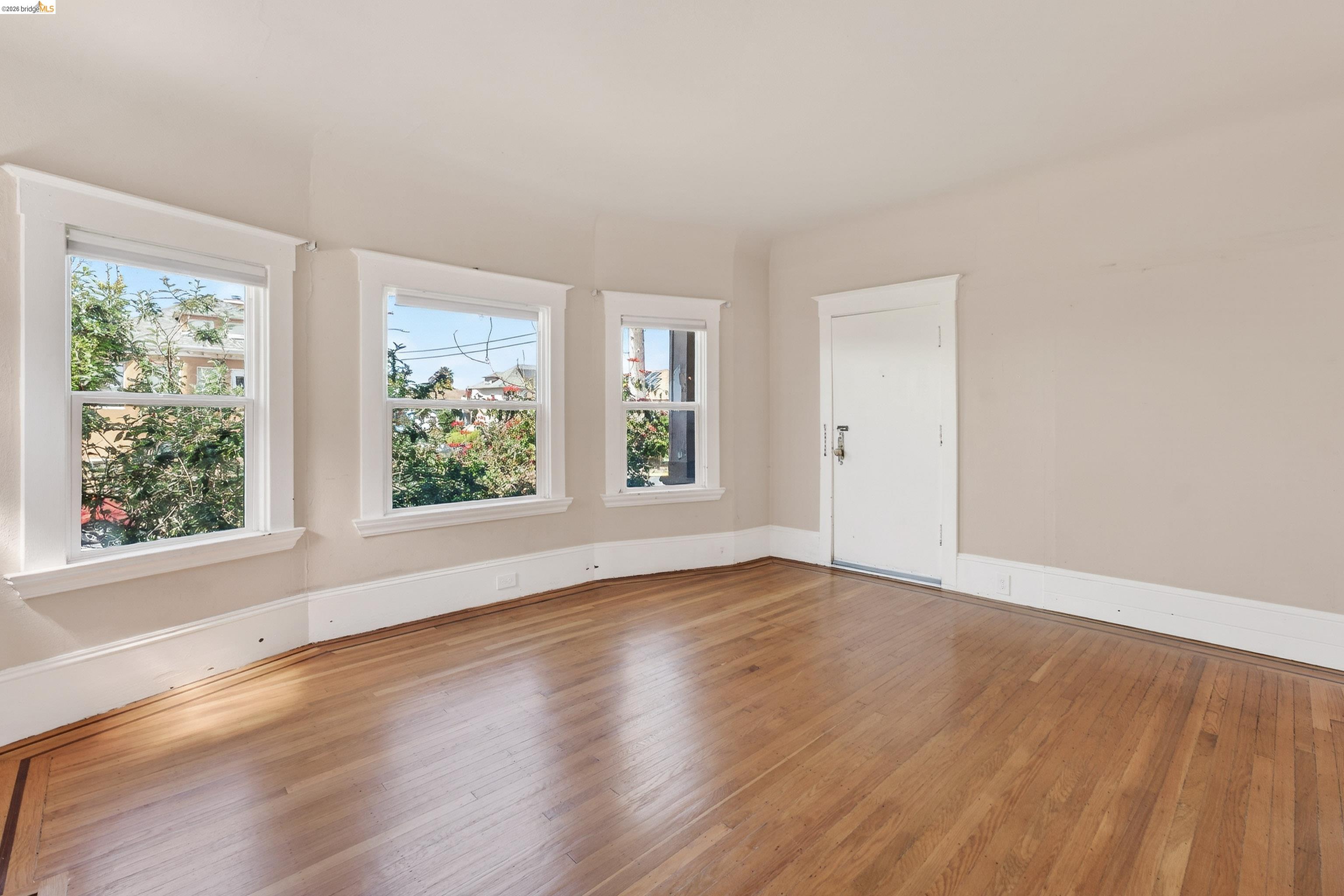 Detail Gallery Image 4 of 34 For 4326 West St, Oakland,  CA 94608 - 4 Beds | 3 Baths