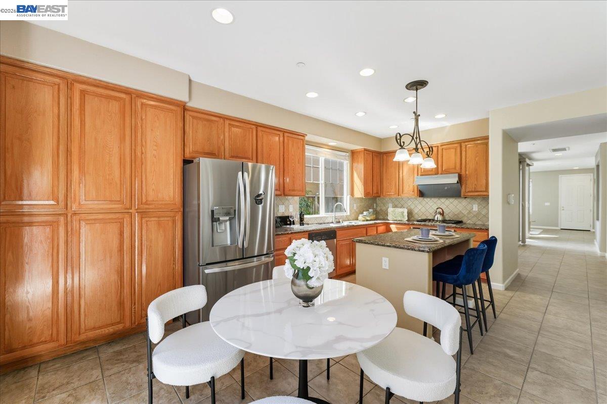 Detail Gallery Image 11 of 60 For 38393 Amaryllis Pl, Newark,  CA 94560 - 5 Beds | 3 Baths