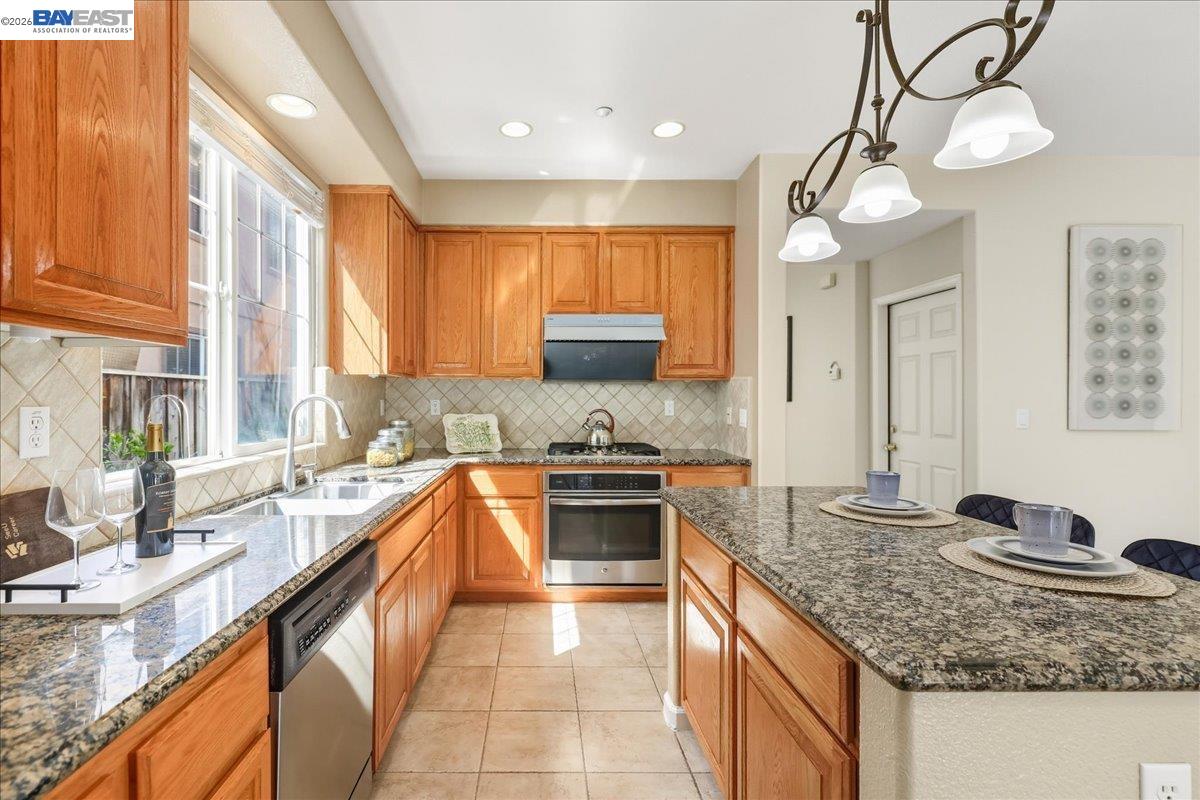 Detail Gallery Image 12 of 60 For 38393 Amaryllis Pl, Newark,  CA 94560 - 5 Beds | 3 Baths