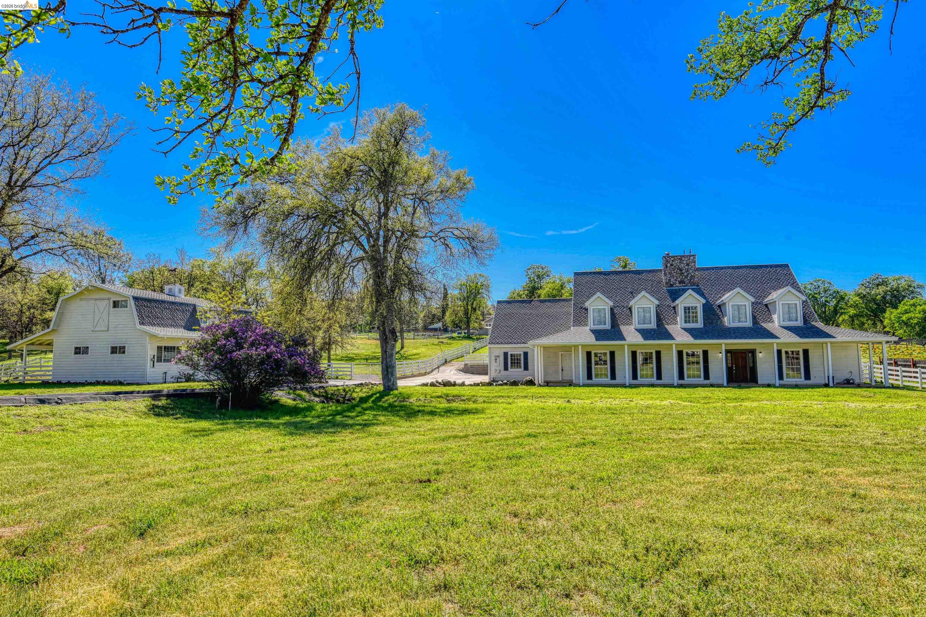 Groveland (A gateway to Yosemite)