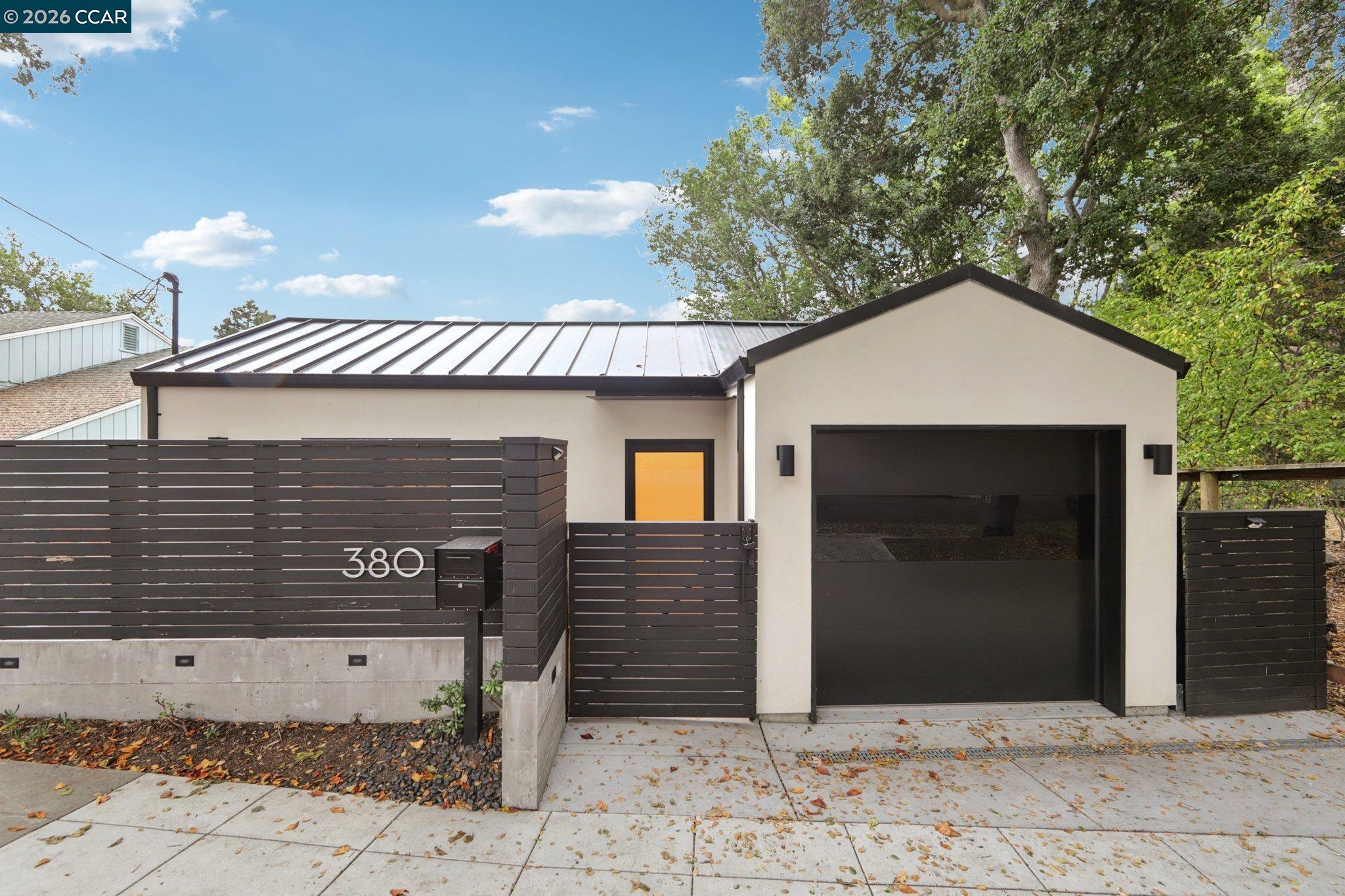 Detail Gallery Image 2 of 37 For 380 Vermont Ave, Berkeley,  CA 94707 - 3 Beds | 2 Baths