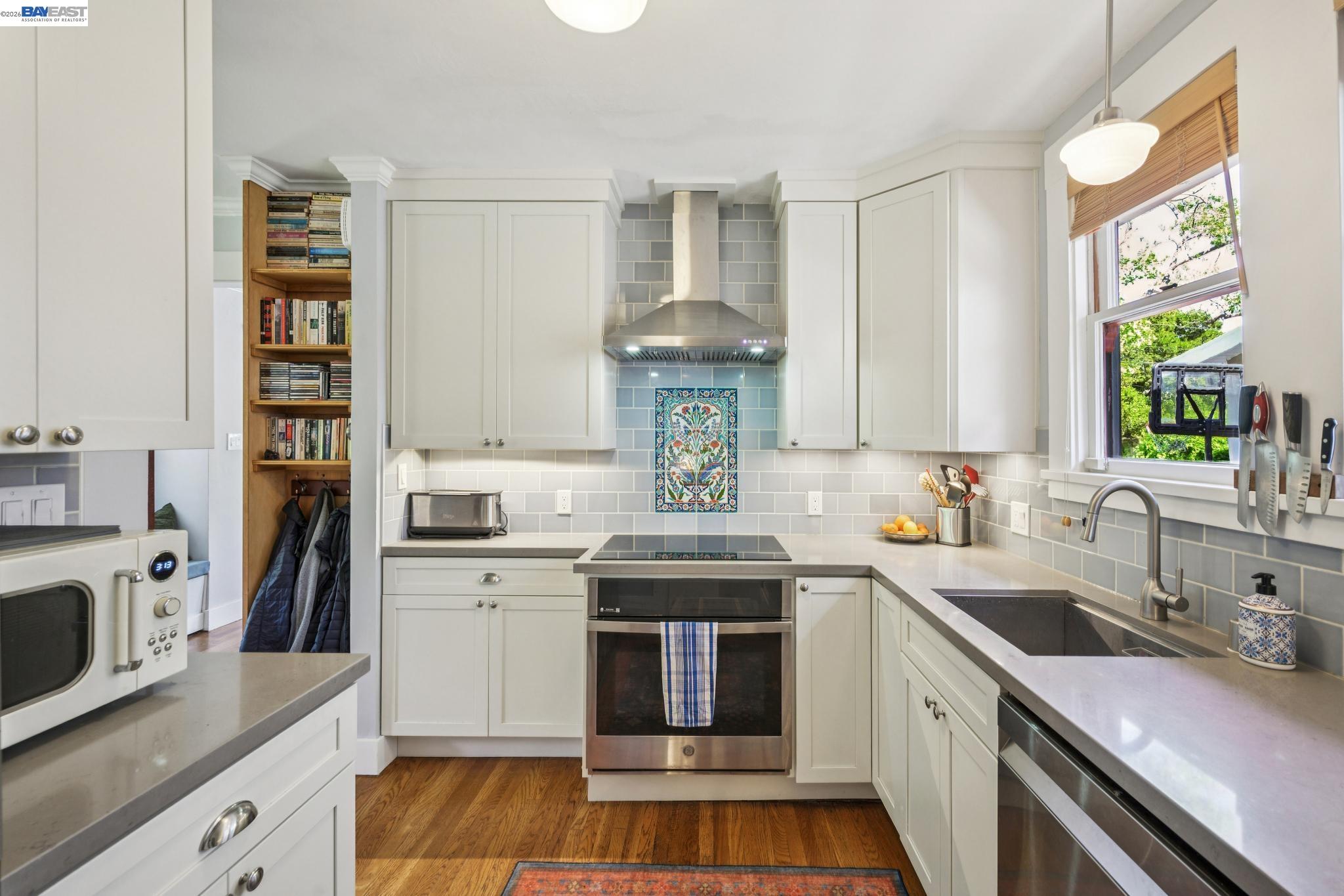 Detail Gallery Image 11 of 33 For 1376 Versailles Ave, Alameda,  CA 94501 - 2 Beds | 2 Baths