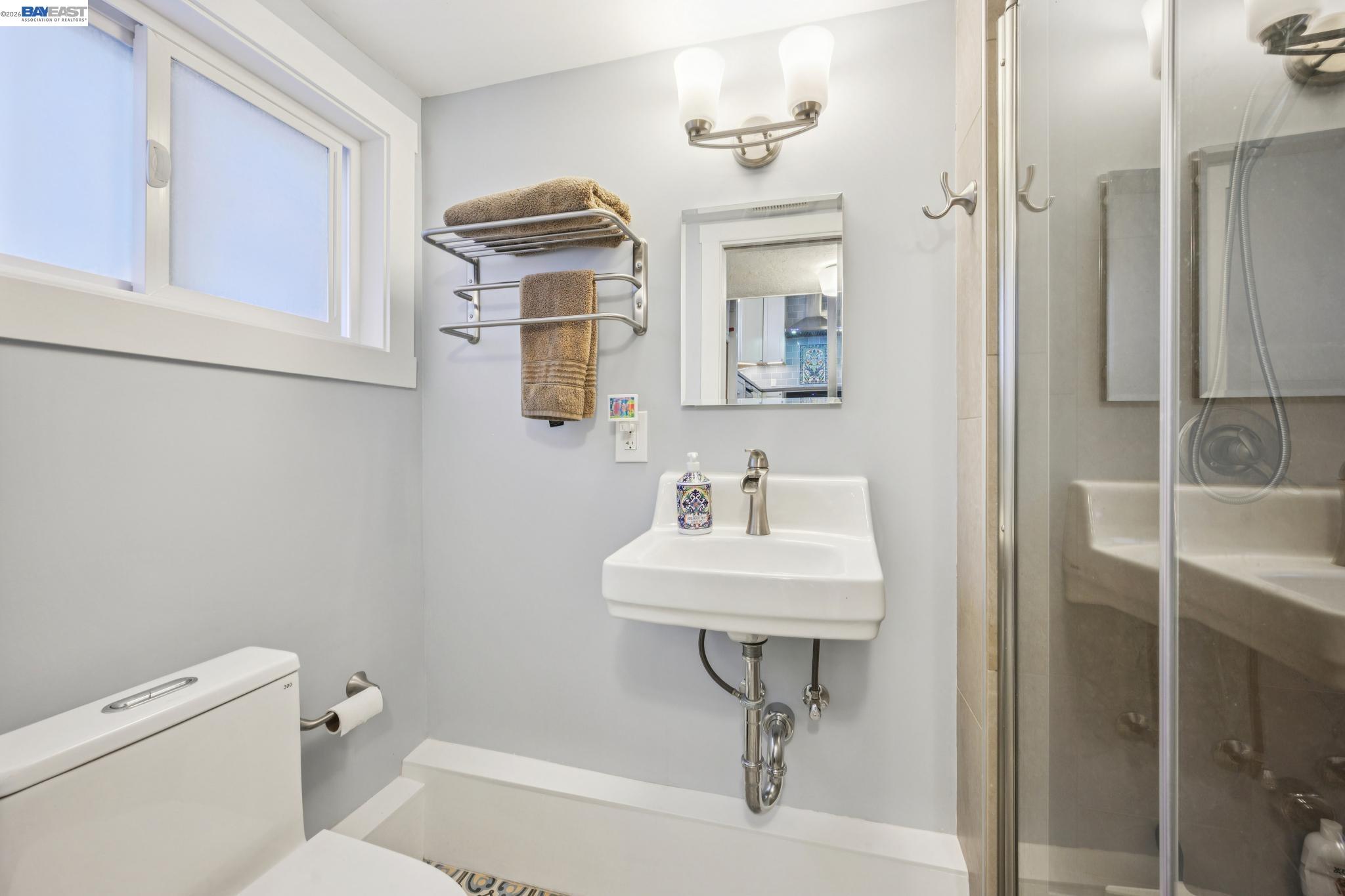 Detail Gallery Image 14 of 33 For 1376 Versailles Ave, Alameda,  CA 94501 - 2 Beds | 2 Baths