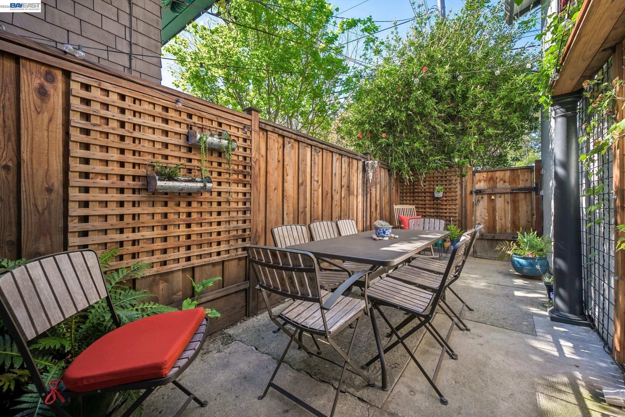 Detail Gallery Image 22 of 33 For 1376 Versailles Ave, Alameda,  CA 94501 - 2 Beds | 2 Baths