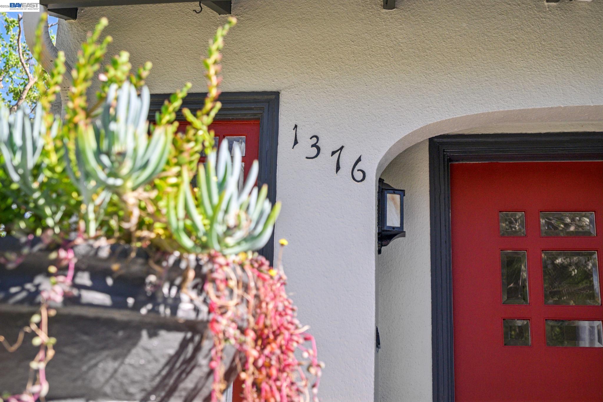 Detail Gallery Image 27 of 33 For 1376 Versailles Ave, Alameda,  CA 94501 - 2 Beds | 2 Baths