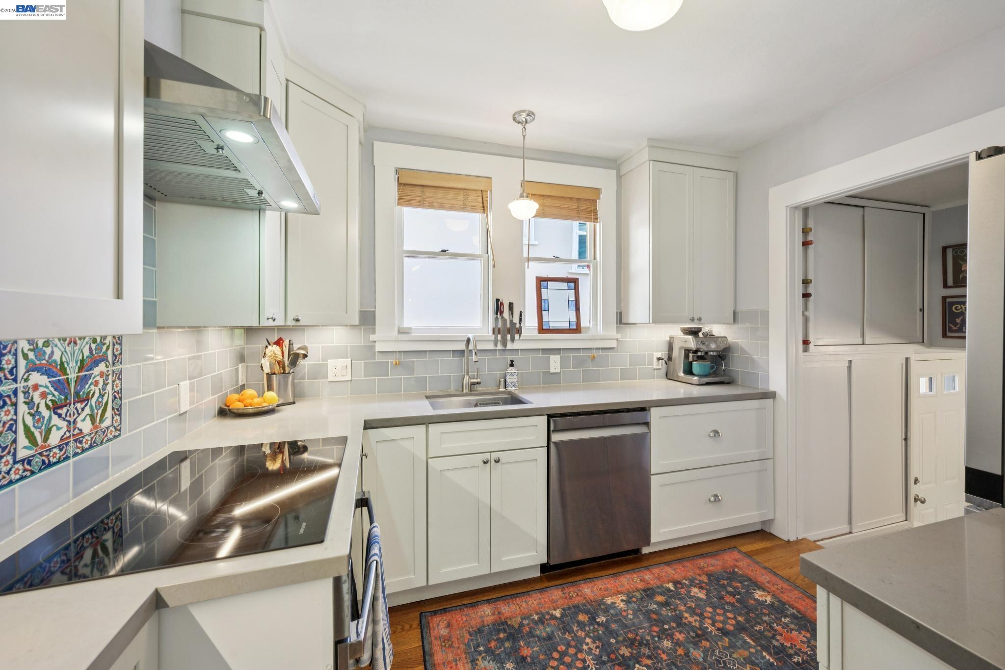 Detail Gallery Image 10 of 33 For 1376 Versailles Ave, Alameda,  CA 94501 - 2 Beds | 2 Baths