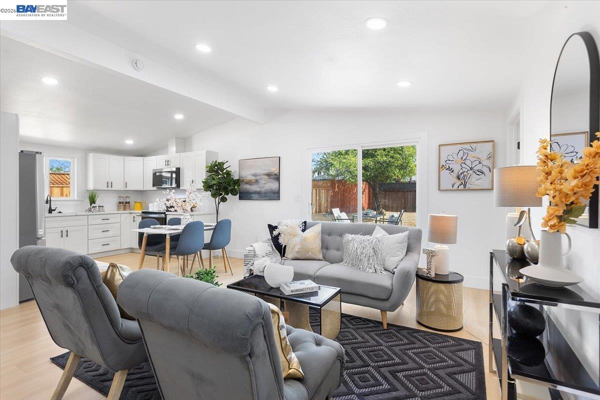 Detail Gallery Image 4 of 35 For 27828 Mandarin Ave, Hayward,  CA 94544 - 4 Beds | 2 Baths