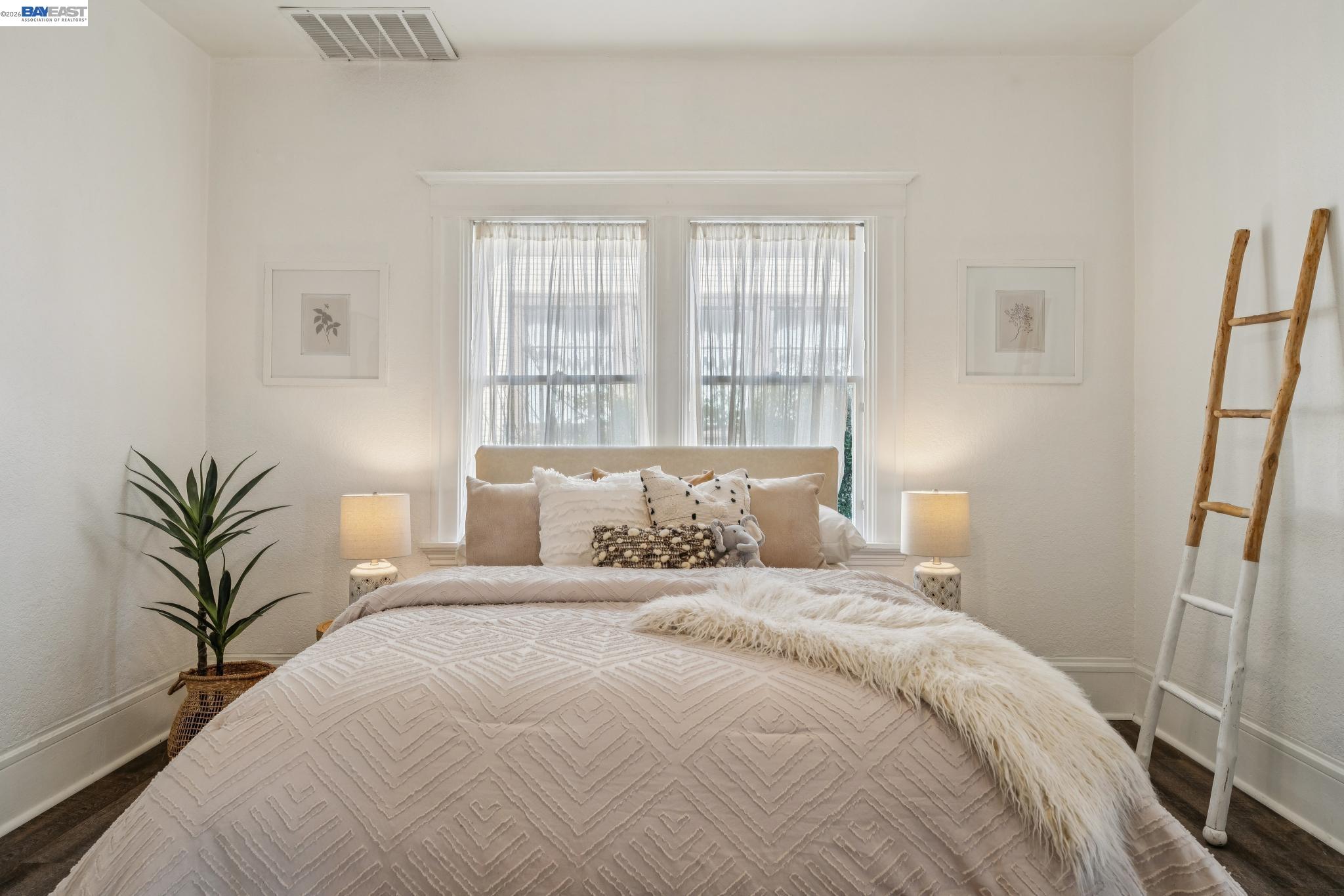 Detail Gallery Image 15 of 58 For 2063 Rosedale Ave, Oakland,  CA 94601 - 5 Beds | 2 Baths