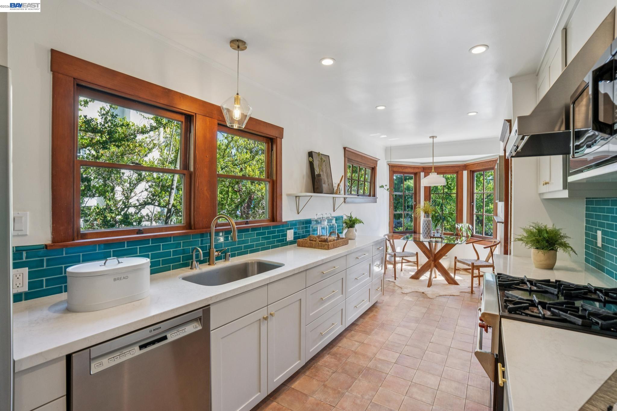 Detail Gallery Image 16 of 40 For 285 Adams St, Oakland,  CA 94610-4126 - 2 Beds | 2 Baths