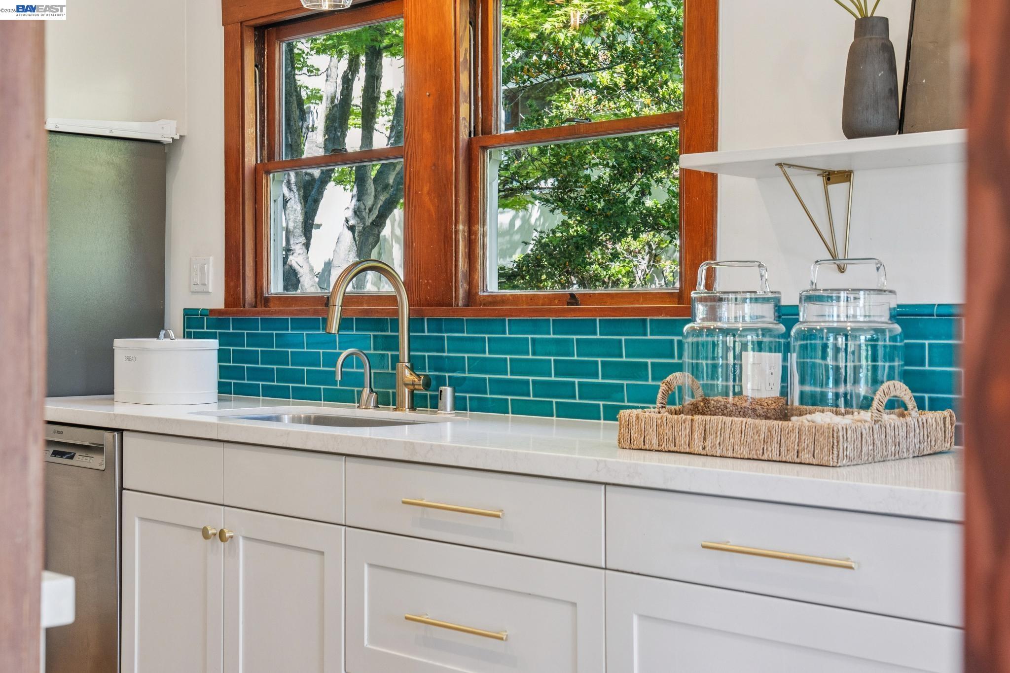 Detail Gallery Image 19 of 40 For 285 Adams St, Oakland,  CA 94610-4126 - 2 Beds | 2 Baths