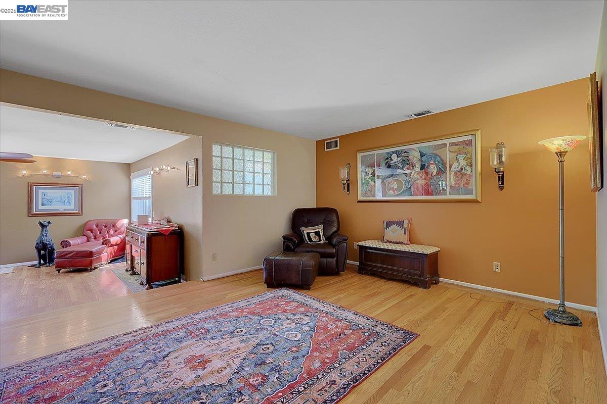 Detail Gallery Image 4 of 36 For 1816 Eastern Avenue, Sacramento,  CA 95864-1768 - 3 Beds | 2 Baths