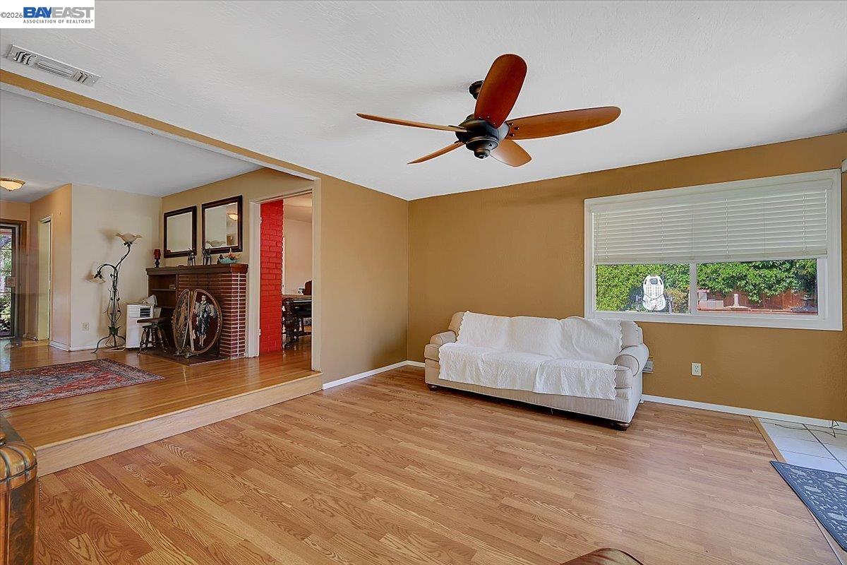 Detail Gallery Image 8 of 36 For 1816 Eastern Avenue, Sacramento,  CA 95864-1768 - 3 Beds | 2 Baths