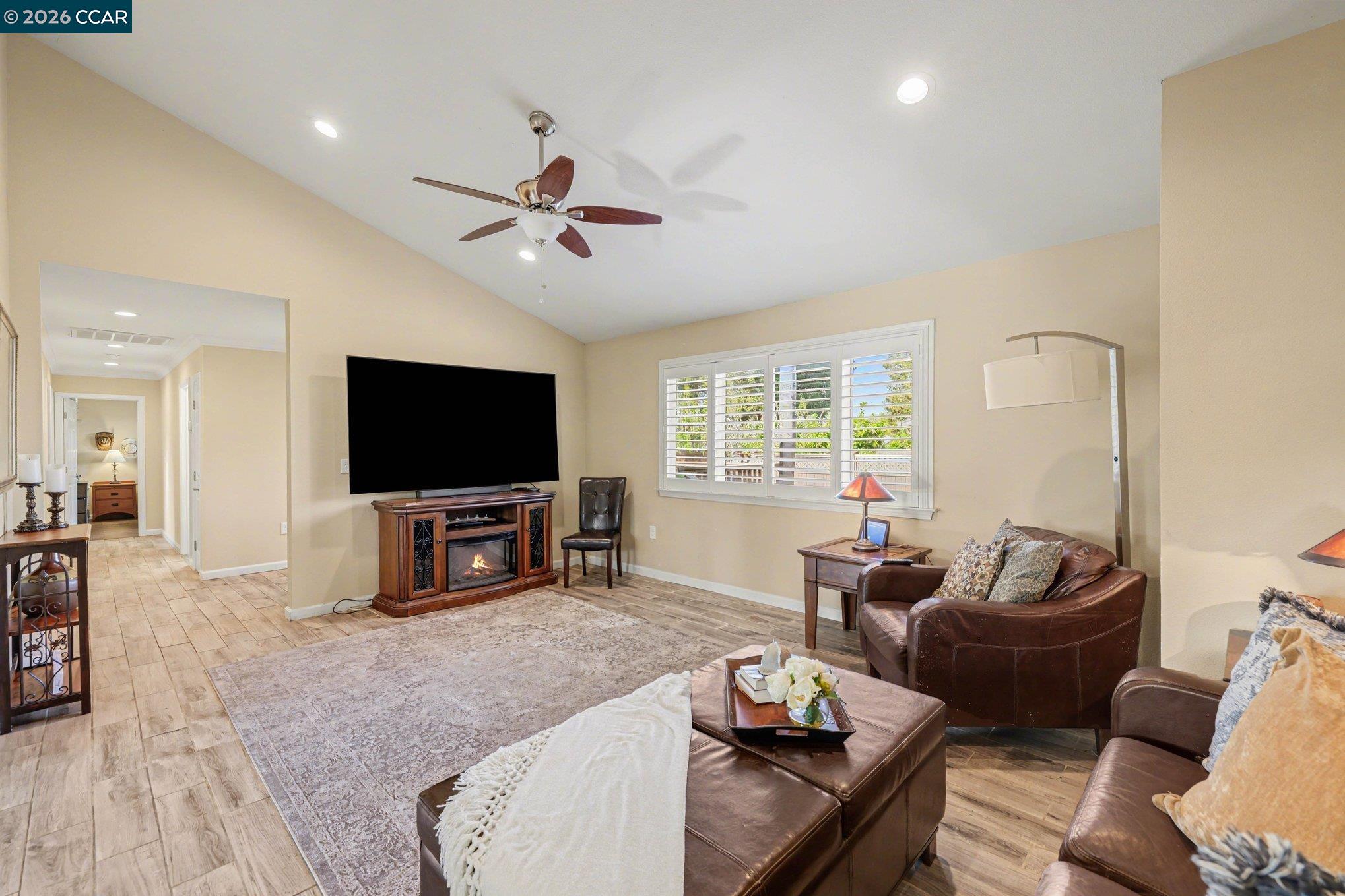 Detail Gallery Image 4 of 27 For 2035 Sherman Dr, Pleasant Hill,  CA 94523 - 4 Beds | 3 Baths