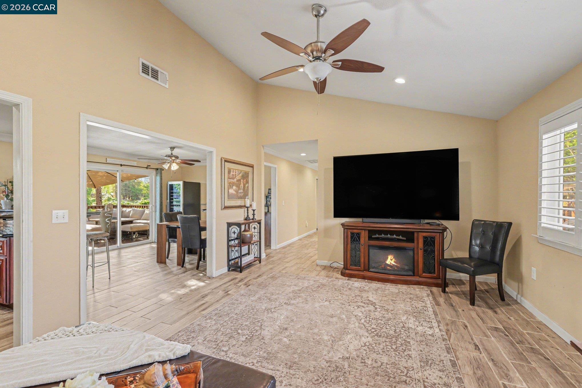 Detail Gallery Image 5 of 27 For 2035 Sherman Dr, Pleasant Hill,  CA 94523 - 4 Beds | 3 Baths