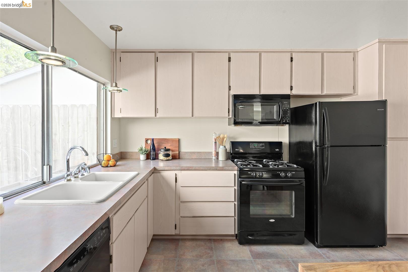 Detail Gallery Image 13 of 52 For 1144 Parkridge Dr, Richmond,  CA 94803 - 3 Beds | 2 Baths