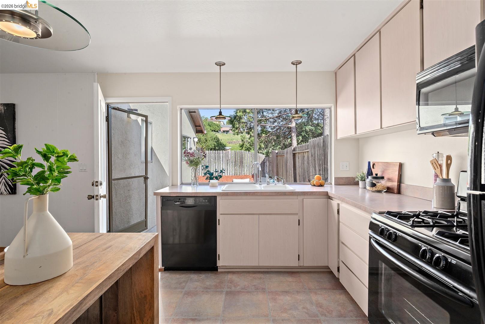 Detail Gallery Image 15 of 52 For 1144 Parkridge Dr, Richmond,  CA 94803 - 3 Beds | 2 Baths