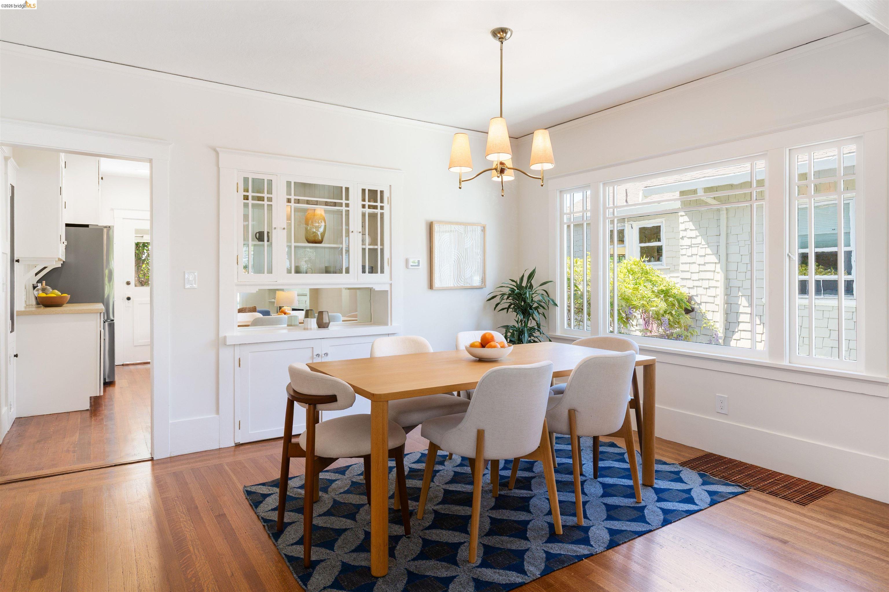 Detail Gallery Image 13 of 52 For 33 Ramona Ave, Oakland,  CA 94611 - 3 Beds | 2 Baths