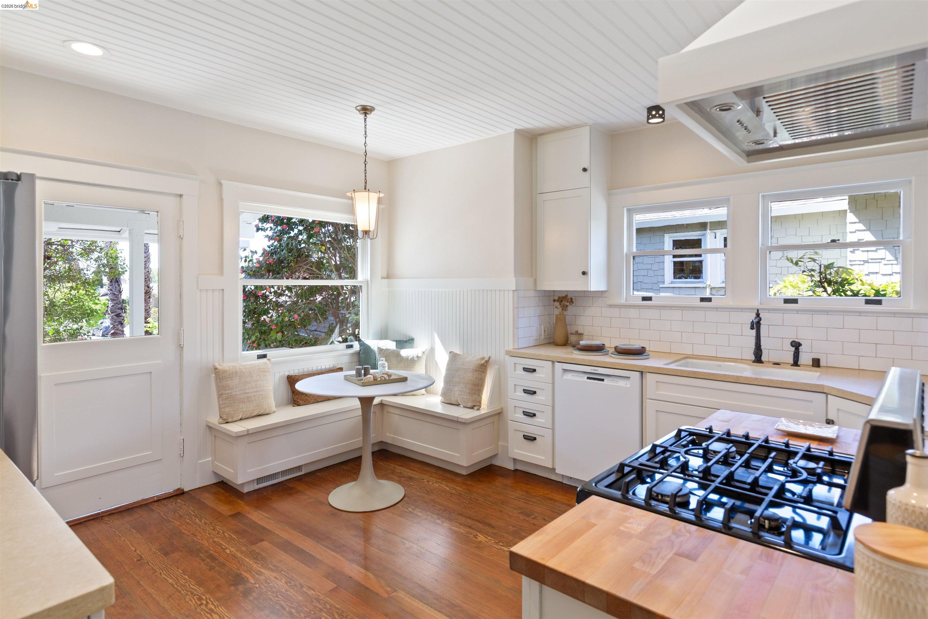 Detail Gallery Image 16 of 52 For 33 Ramona Ave, Oakland,  CA 94611 - 3 Beds | 2 Baths