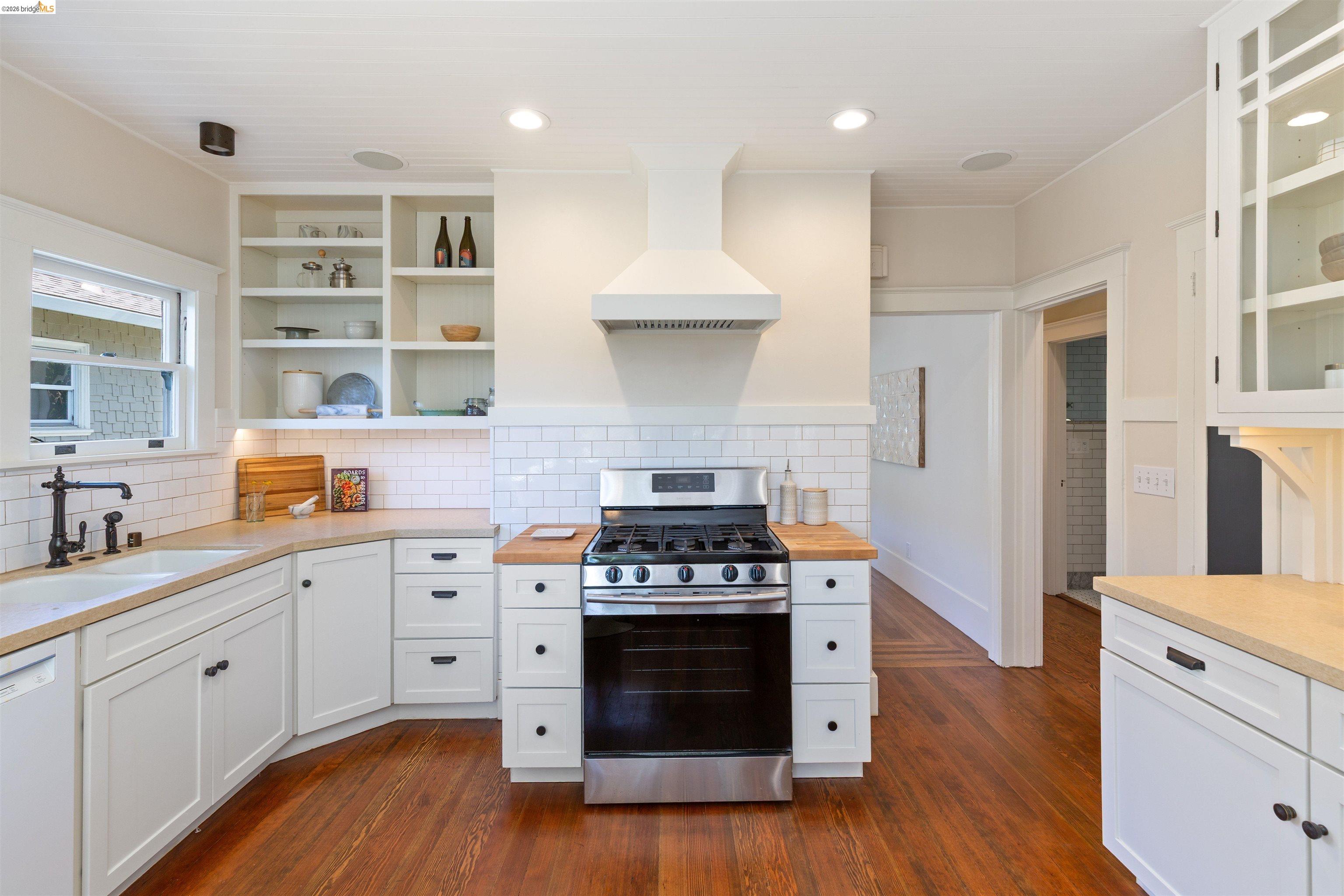 Detail Gallery Image 18 of 52 For 33 Ramona Ave, Oakland,  CA 94611 - 3 Beds | 2 Baths