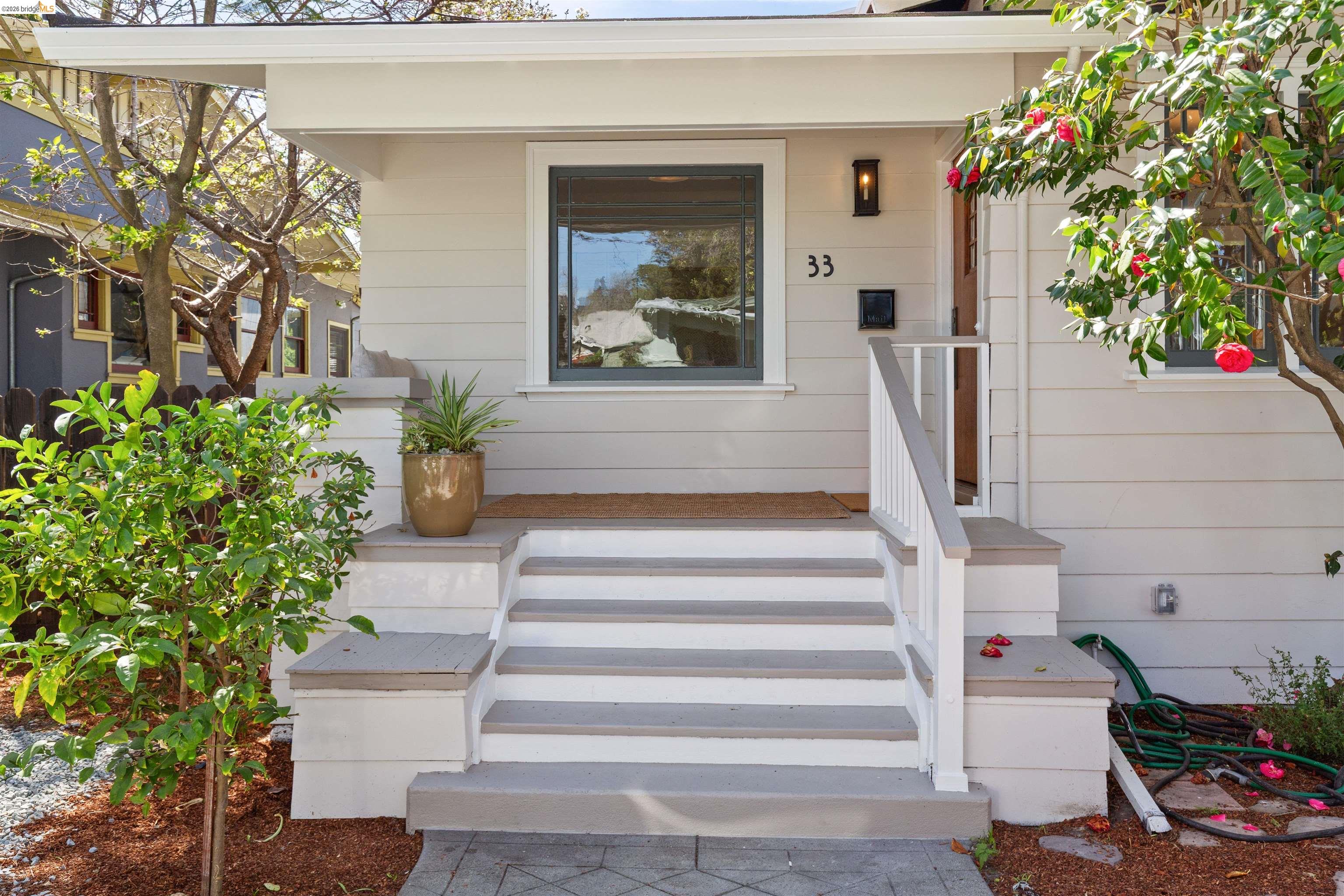 Detail Gallery Image 4 of 52 For 33 Ramona Ave, Oakland,  CA 94611 - 3 Beds | 2 Baths