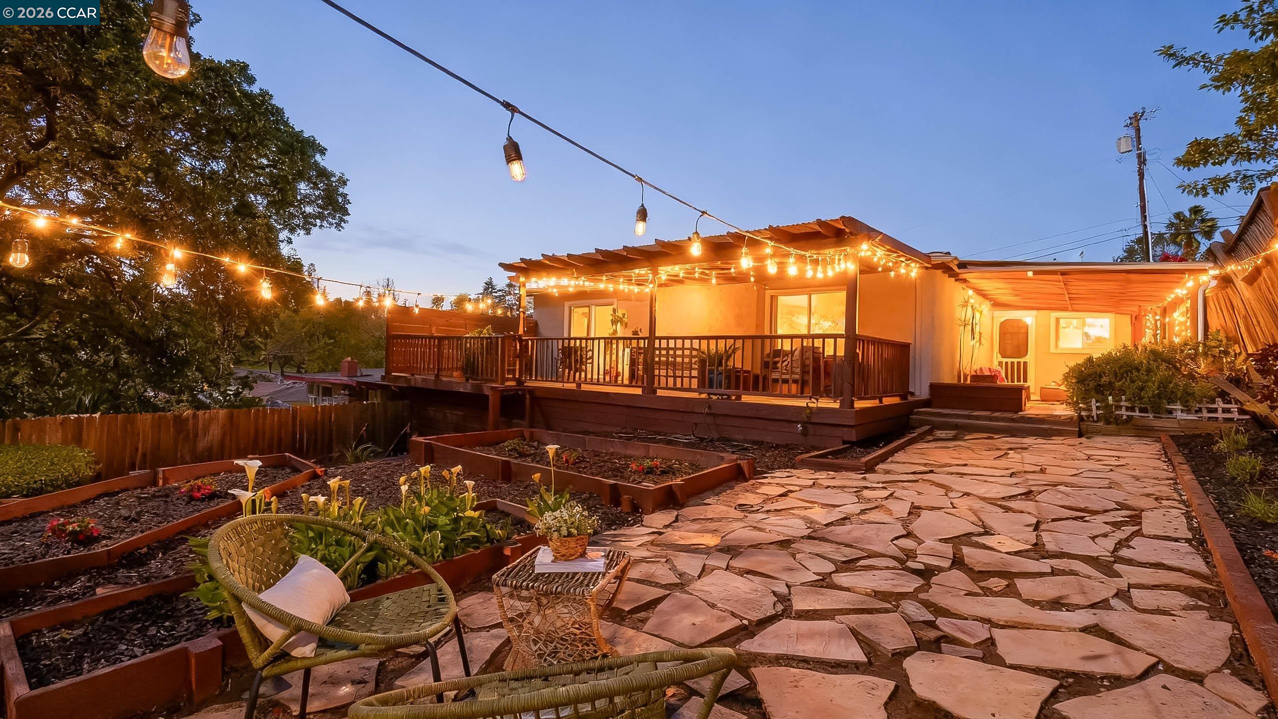 Detail Gallery Image 2 of 45 For 3121 Pine St, Martinez,  CA 94553 - 3 Beds | 1 Baths