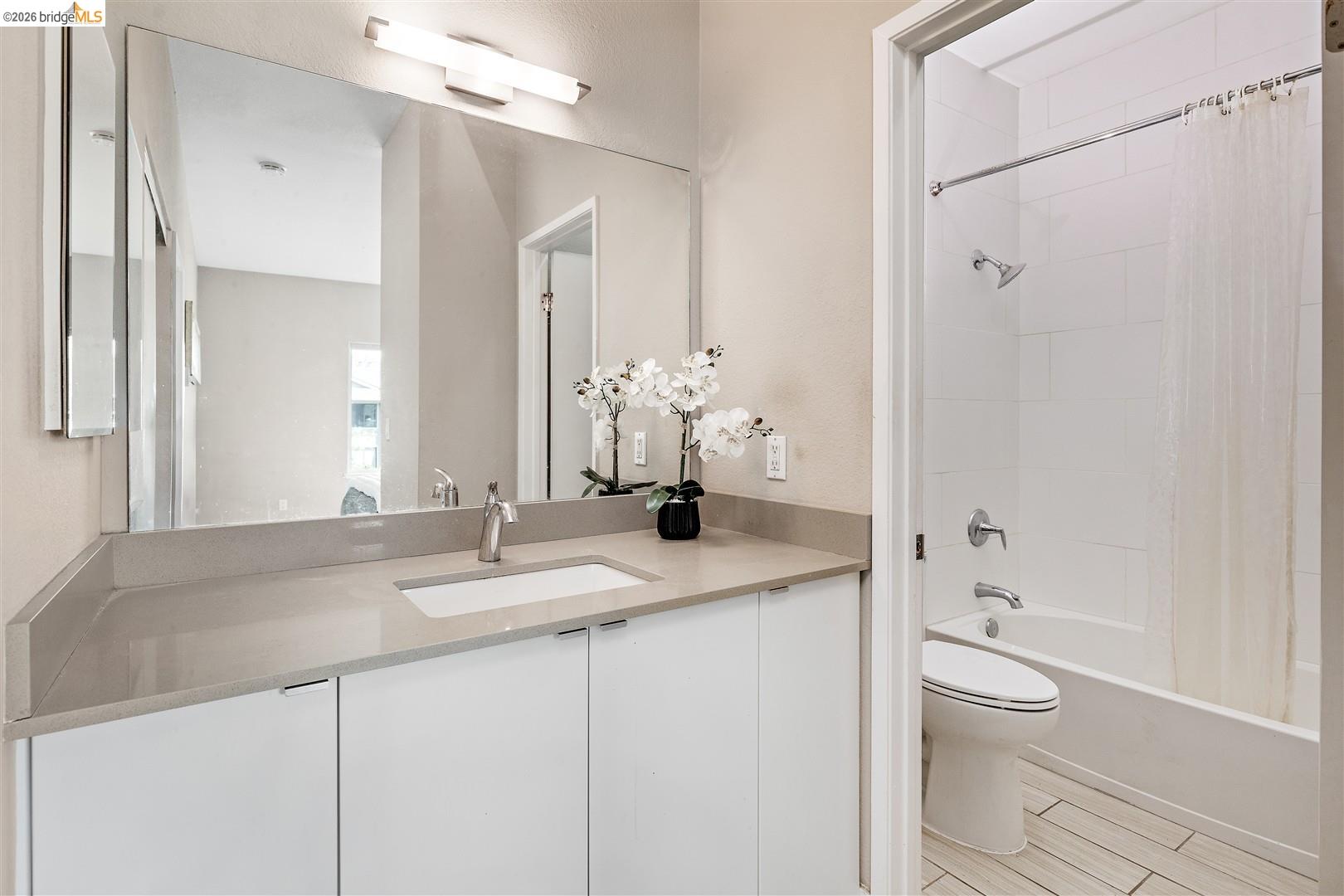 Detail Gallery Image 13 of 53 For 220 Lakeshore Ct, Richmond,  CA 94804 - 2 Beds | 2 Baths