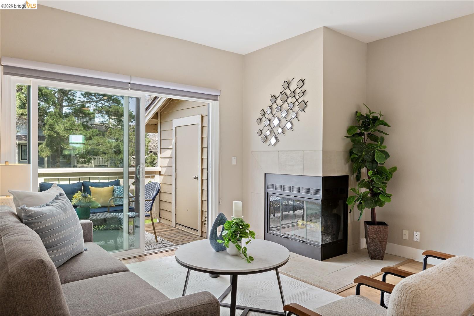 Detail Gallery Image 4 of 53 For 220 Lakeshore Ct, Richmond,  CA 94804 - 2 Beds | 2 Baths