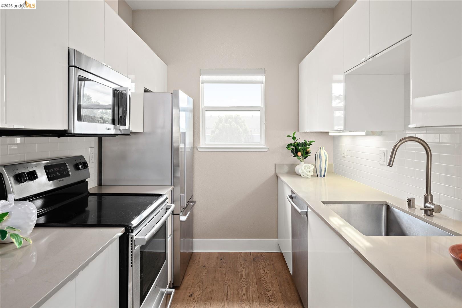 Detail Gallery Image 8 of 53 For 220 Lakeshore Ct, Richmond,  CA 94804 - 2 Beds | 2 Baths