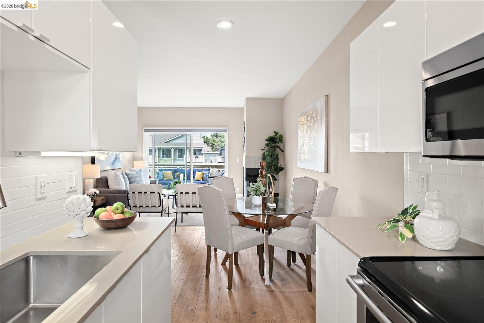 Detail Gallery Image 9 of 53 For 220 Lakeshore Ct, Richmond,  CA 94804 - 2 Beds | 2 Baths