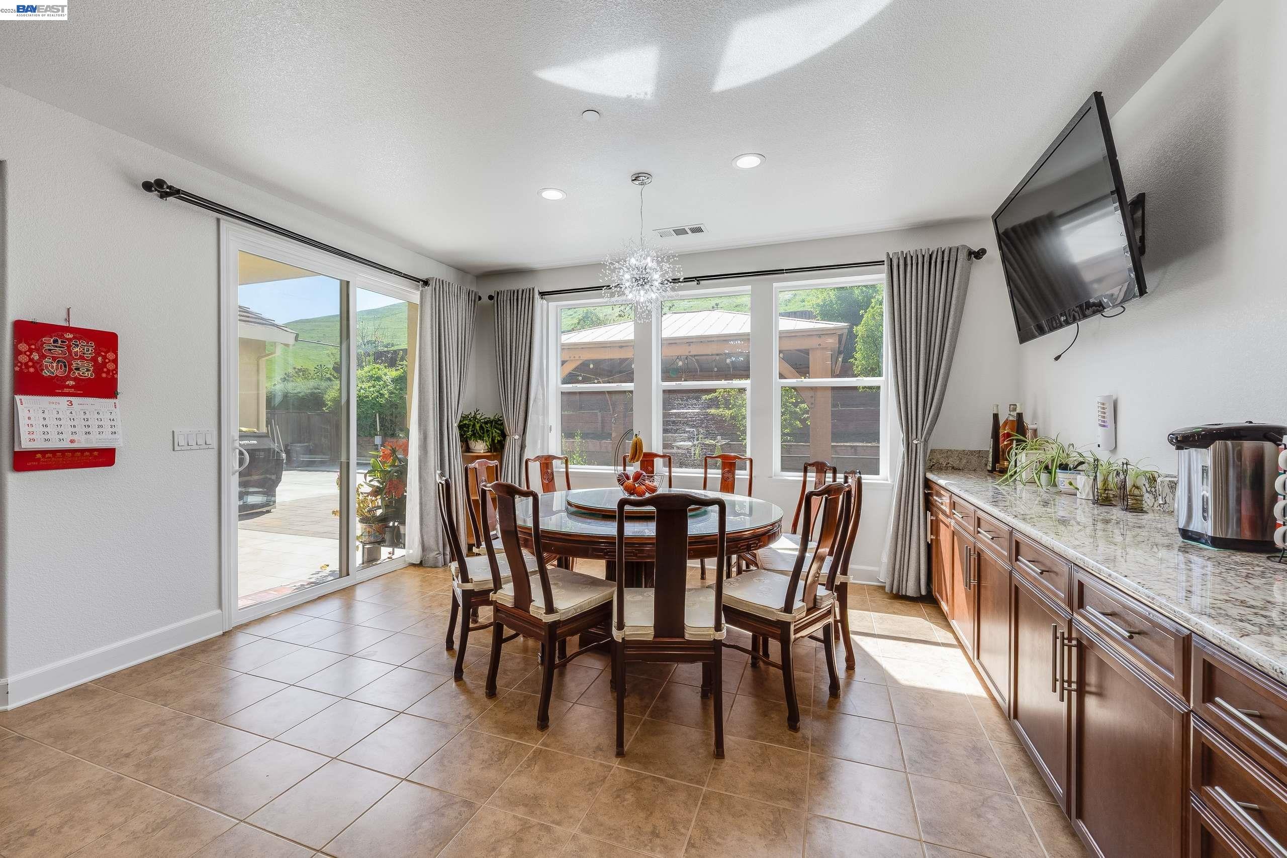 Detail Gallery Image 14 of 42 For 2904 Hanauma Bay Dr., Pittsburg,  CA 94565 - 4 Beds | 3/1 Baths