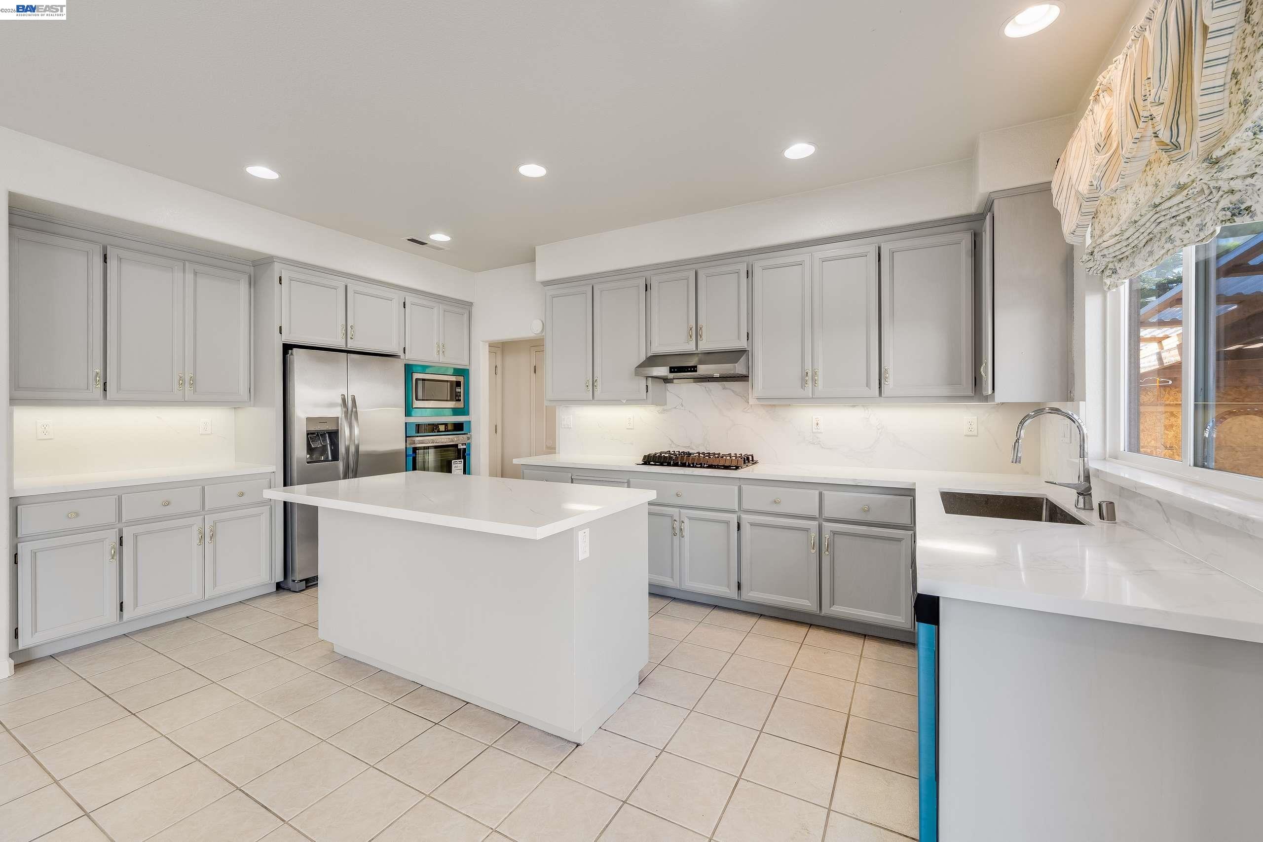 Detail Gallery Image 11 of 40 For 2295 Regatta Way, San Leandro,  CA 94579 - 4 Beds | 2/1 Baths