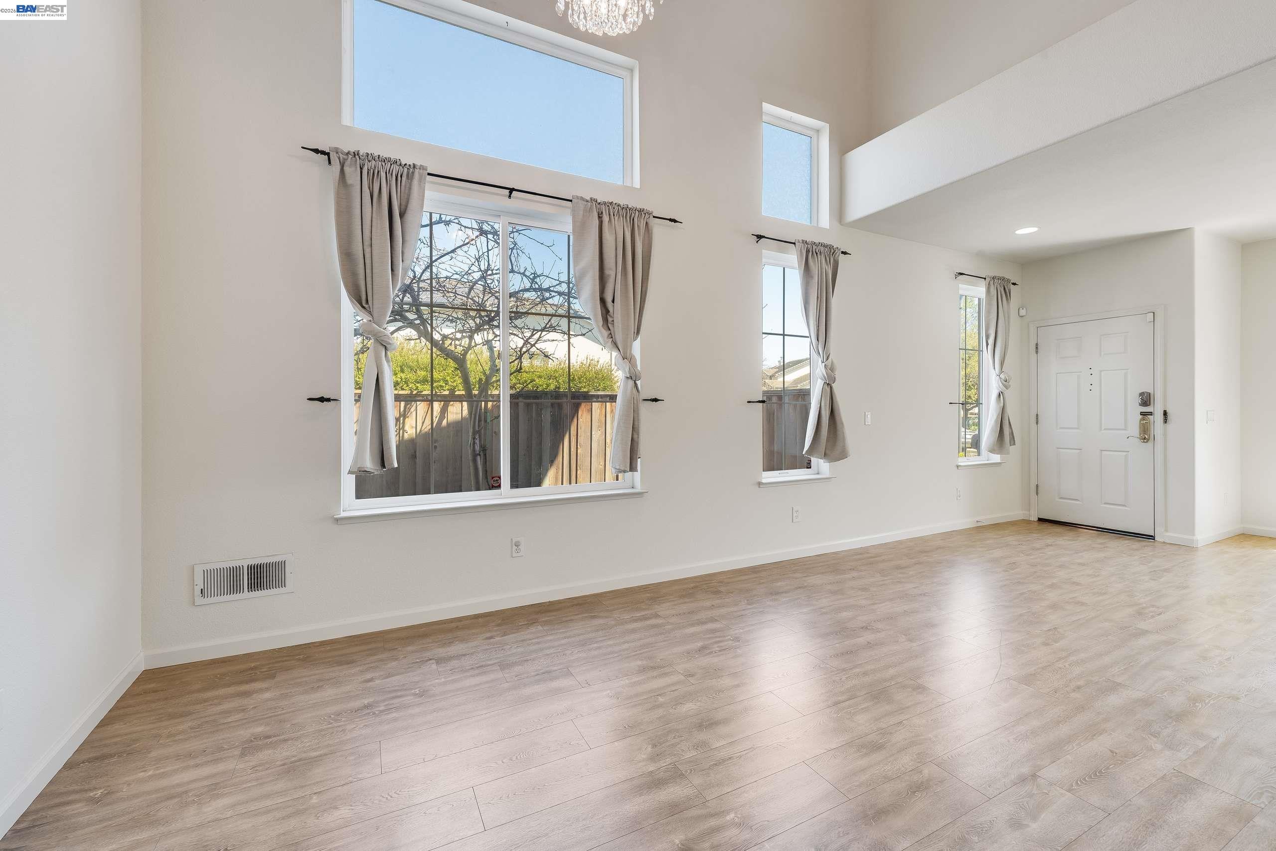 Detail Gallery Image 5 of 40 For 2295 Regatta Way, San Leandro,  CA 94579 - 4 Beds | 2/1 Baths