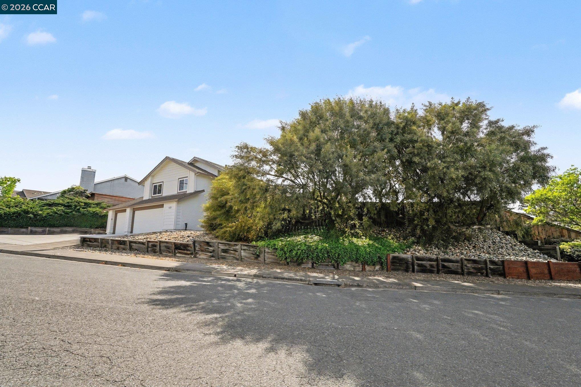 Detail Gallery Image 3 of 43 For 2921 Bluebell Cir, Antioch,  CA 94531 - 5 Beds | 3/1 Baths